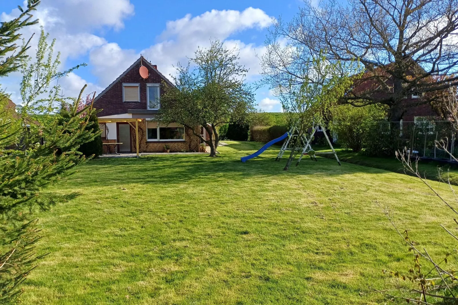 Ferienhaus mit großem Grundstück in Friederikensiel-Buitenkant zomer