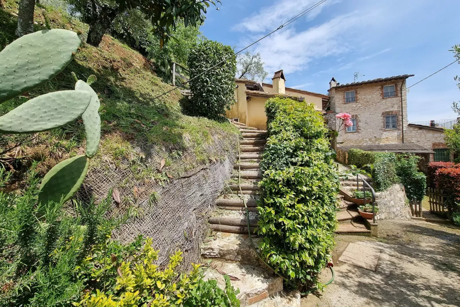 Casa Orbicciano & Nido d'amore - Buitenkant zomer