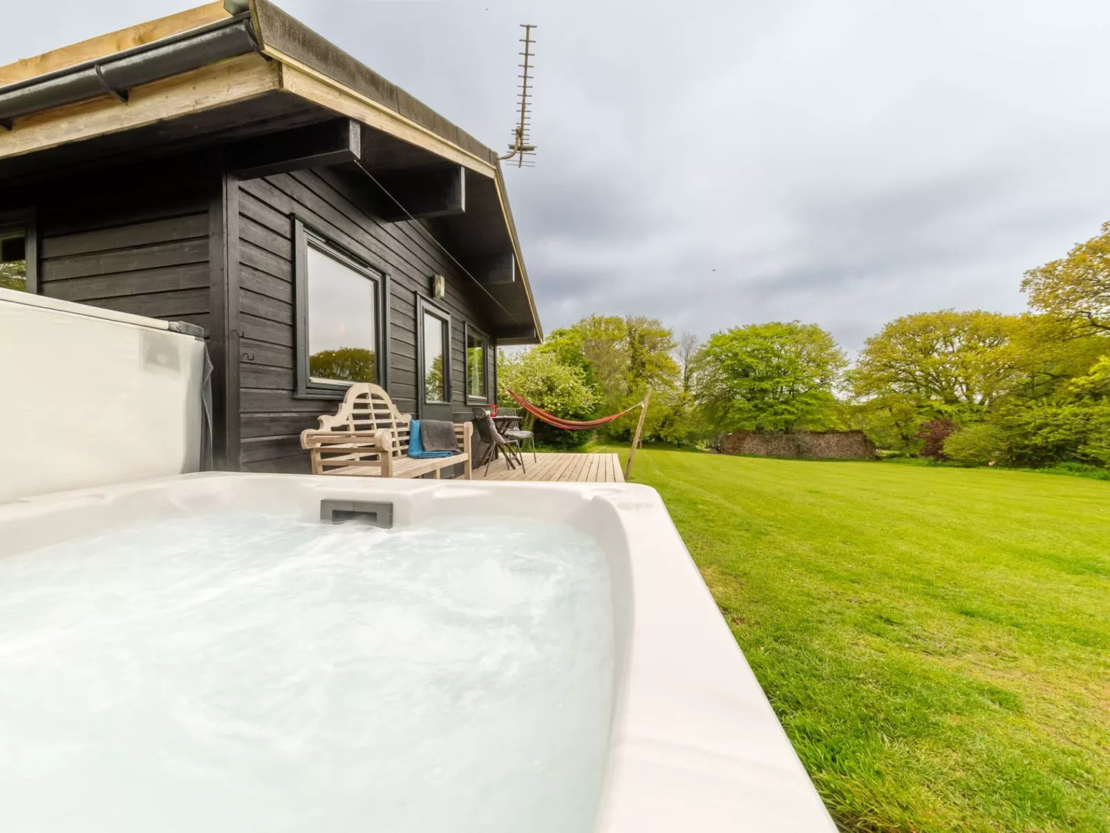 Sycamore Hot Tub Lodge-Buiten