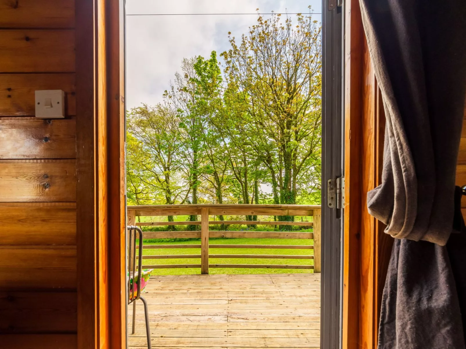 Chestnut Hot Tub Lodge-Binnen