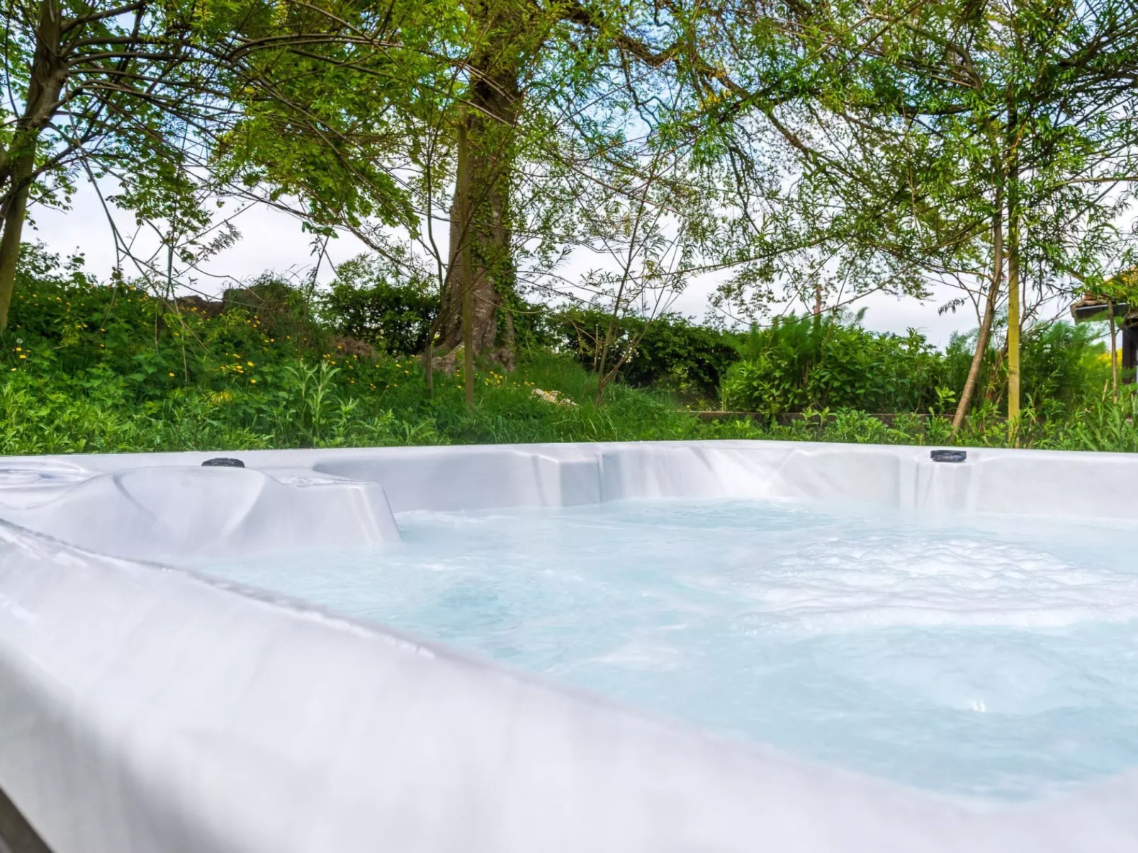 Bramley Hot Tub Lodge-Buiten