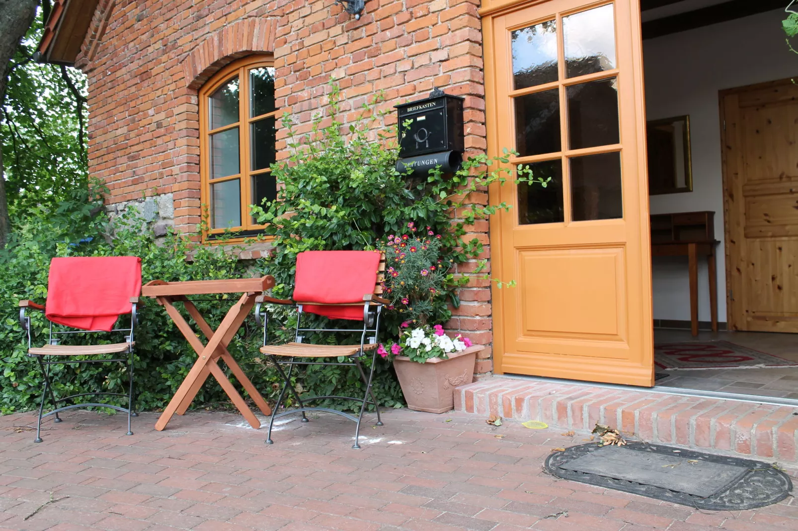 Landhausetage mit Garten-Buitenkant zomer