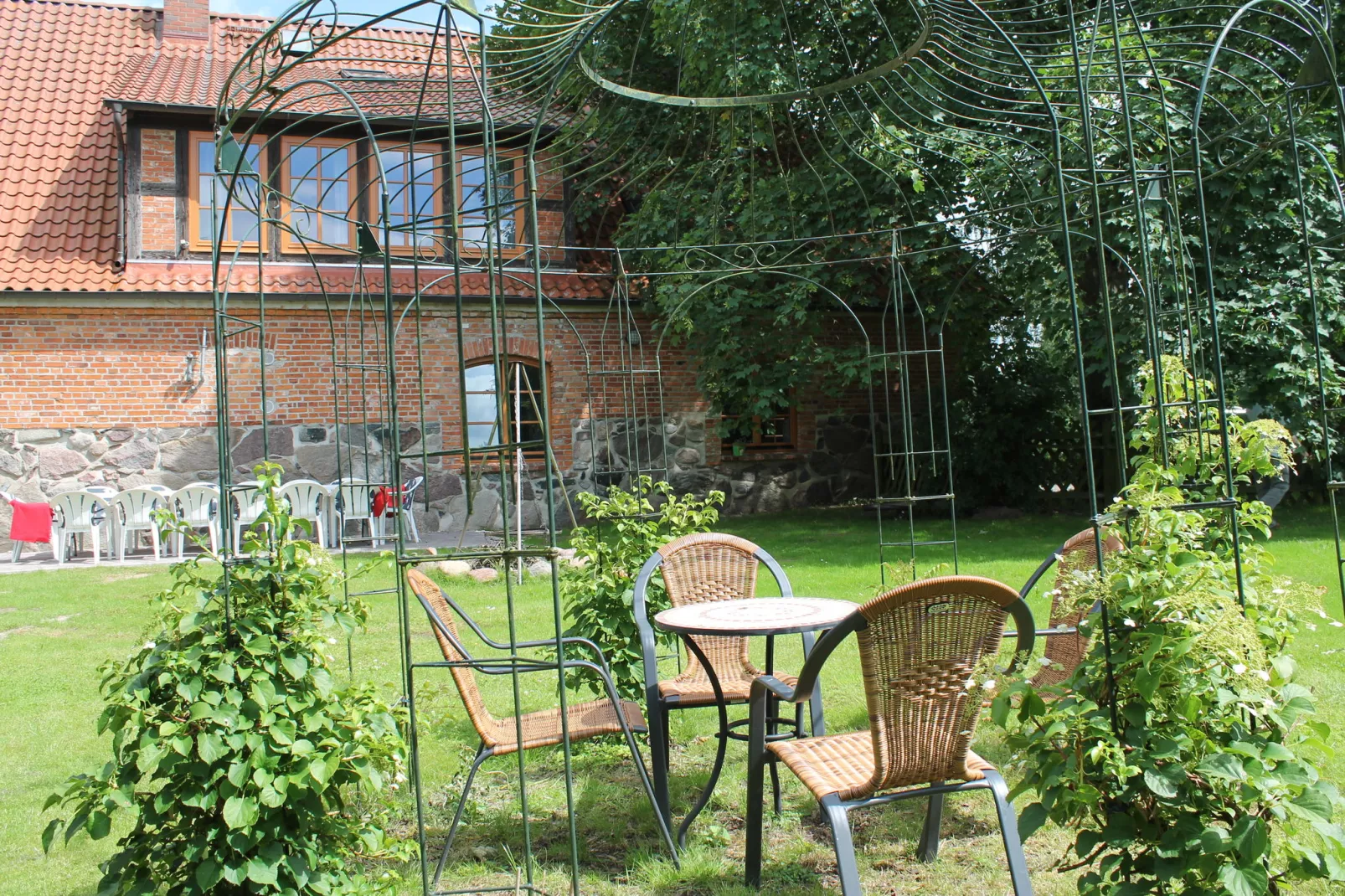 Landhausetage mit Garten-Buitenkant zomer