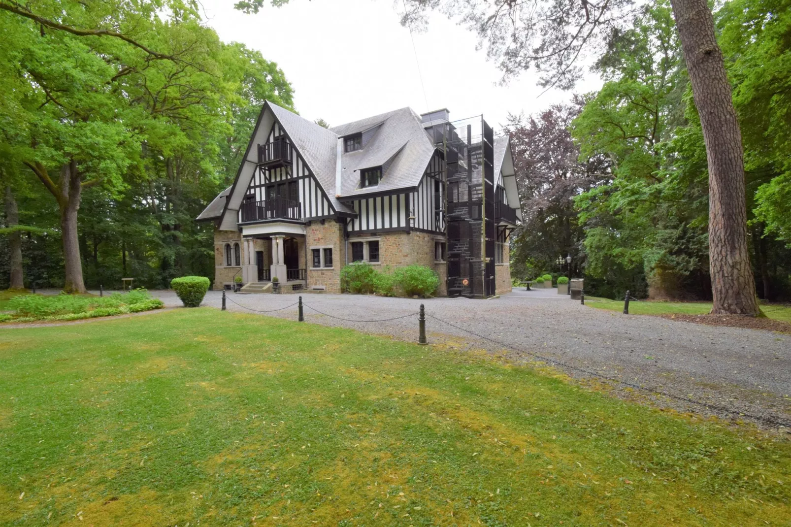 Le Château et les Forêts-Buitenkant zomer