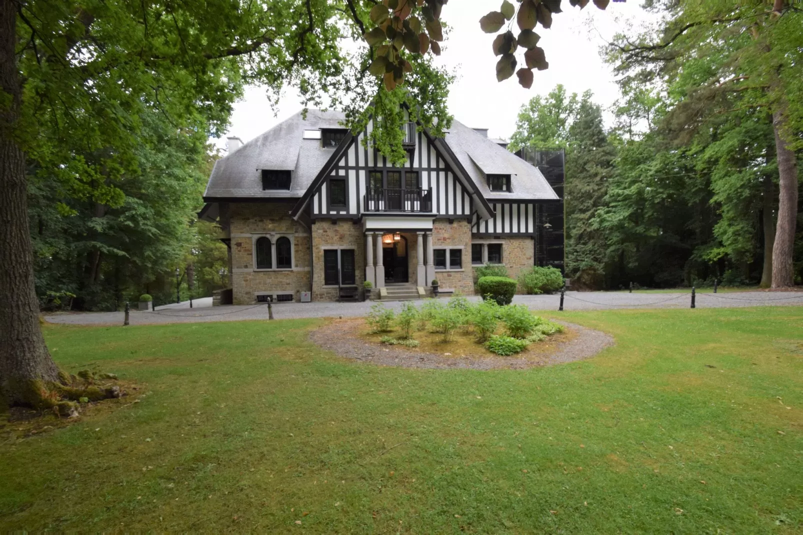 Le Château et les Forêts-Buitenkant zomer