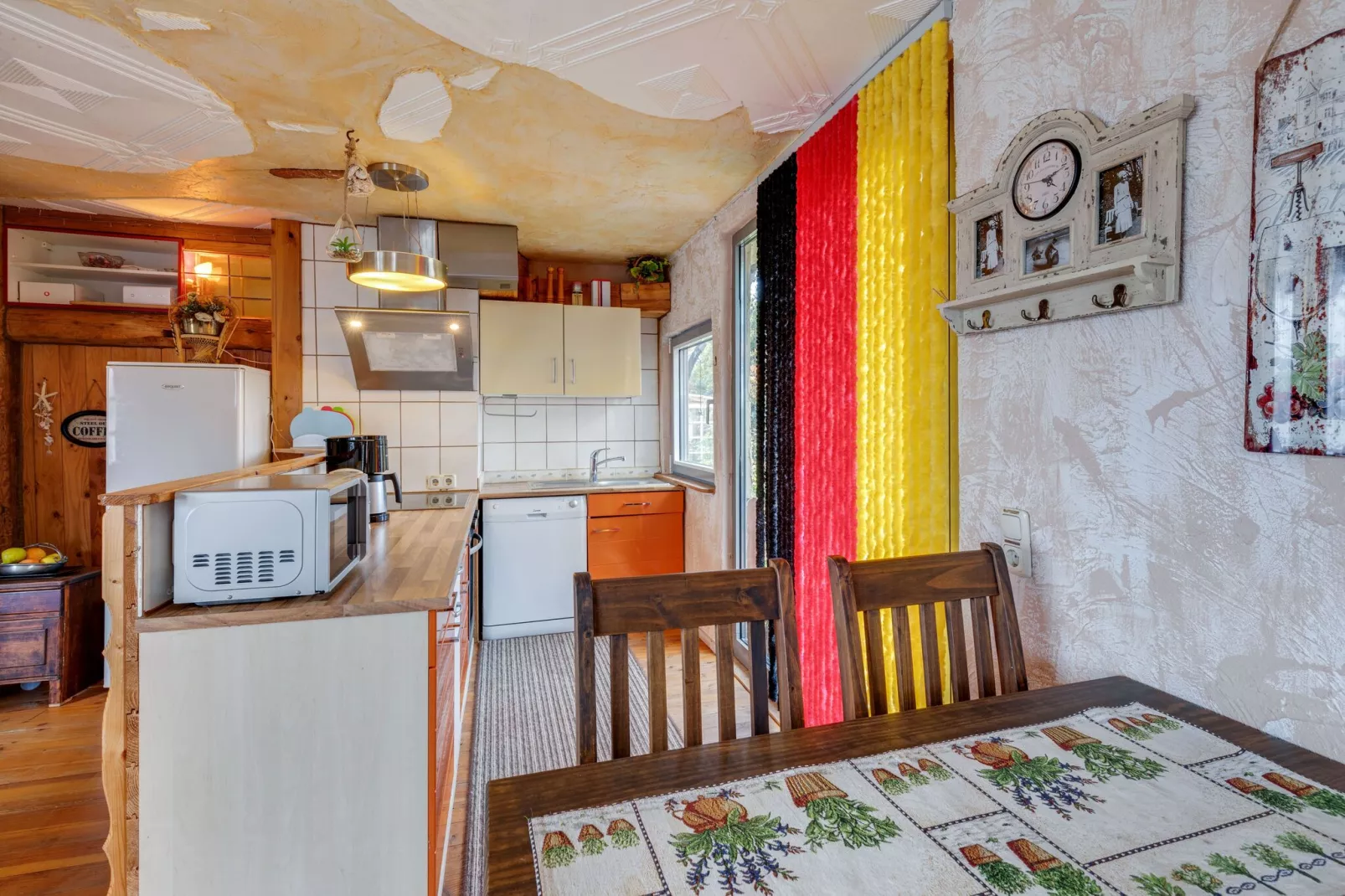 Hundefreundliches Ferienhaus am See MIT Whirlpool-Eetkamer