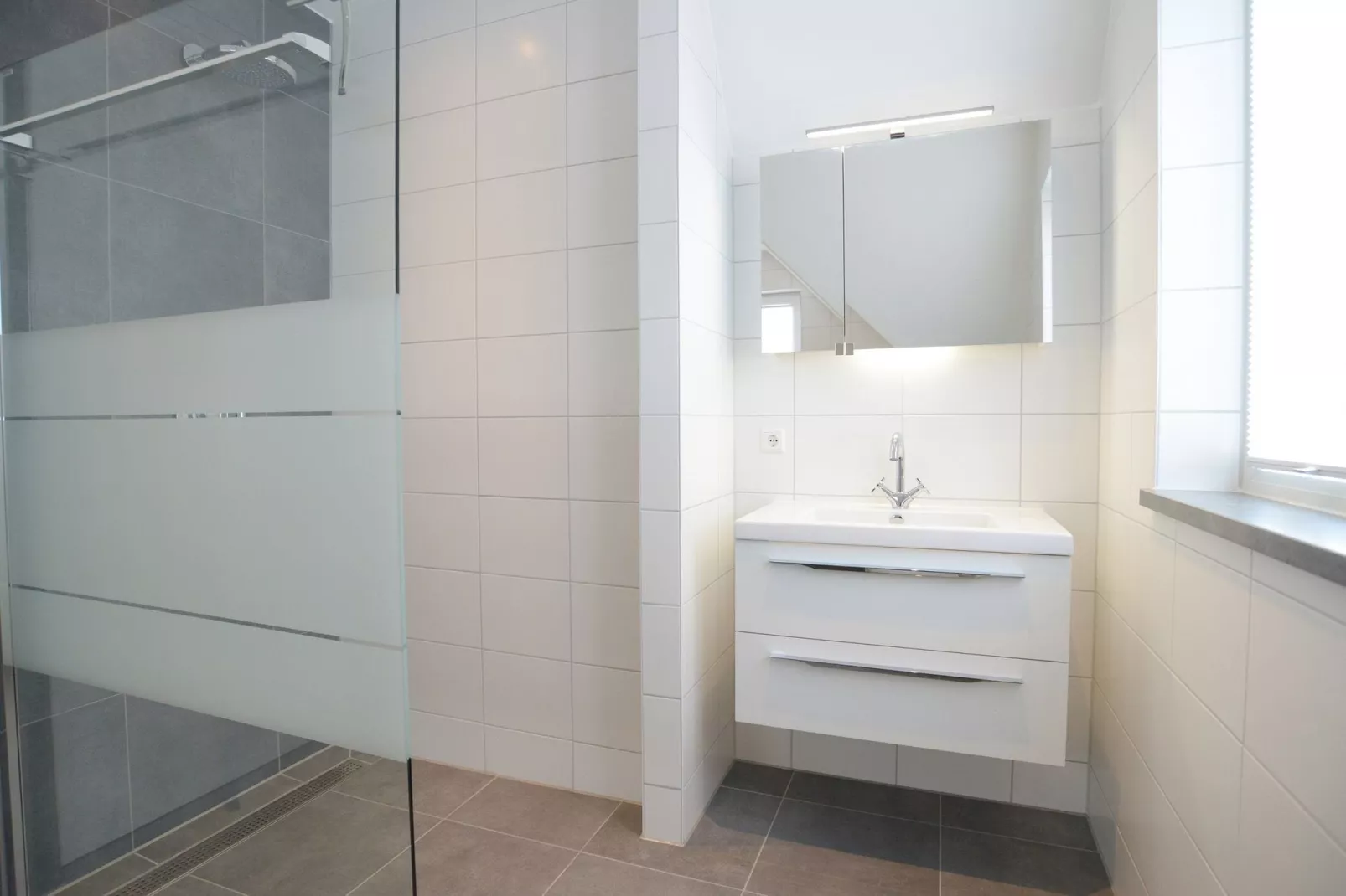 Villa  Hoogeland 106L-Badkamer