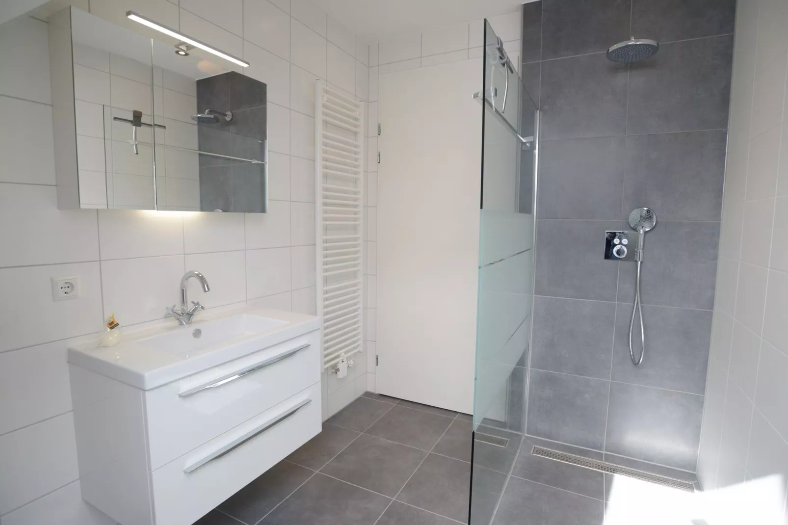 Villa  Hoogeland 106L-Badkamer