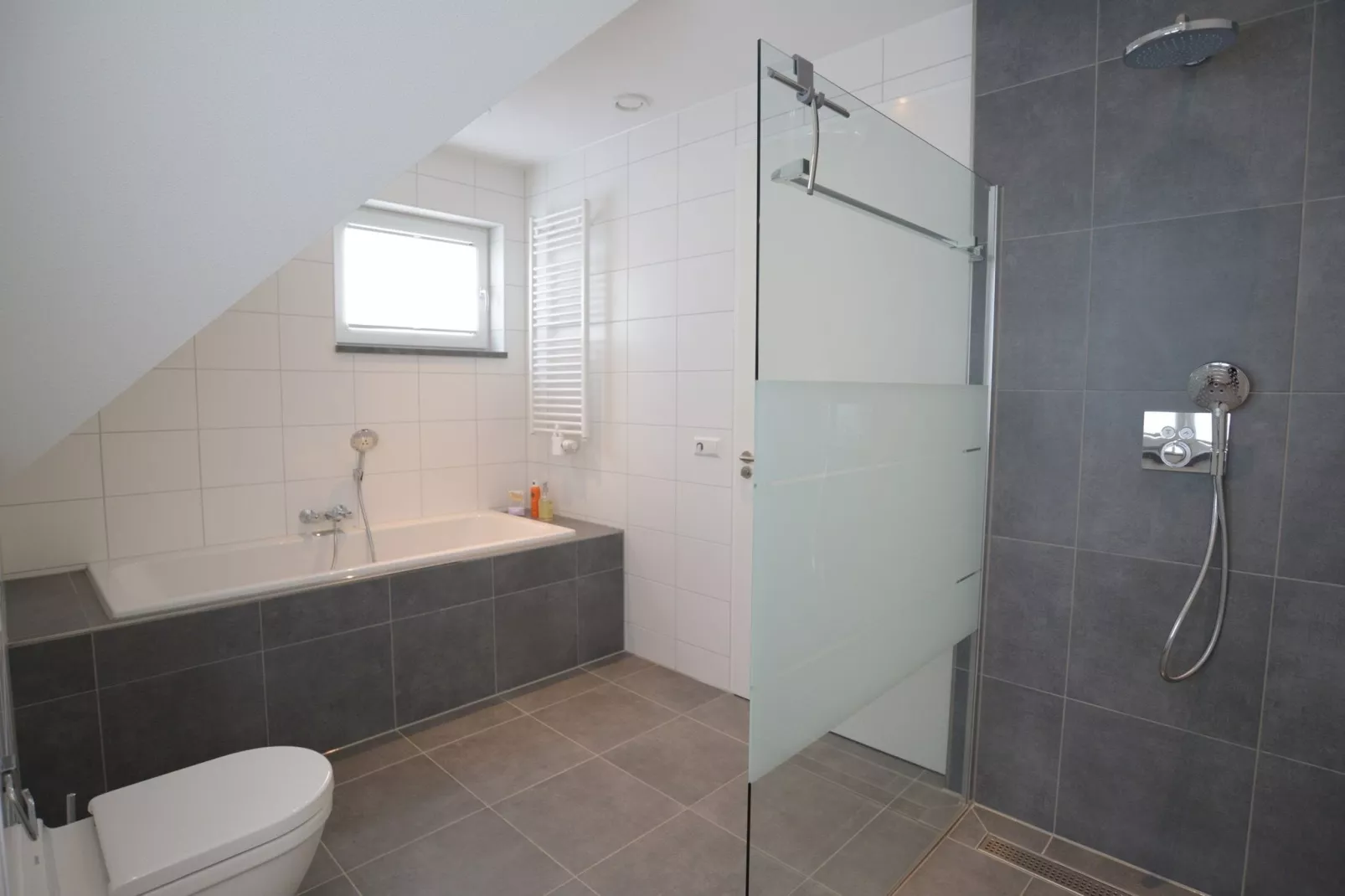 Villa  Hoogeland 106L-Badkamer