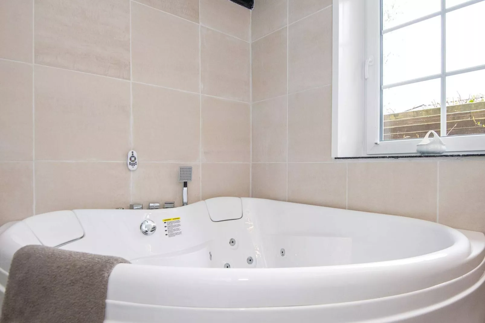 Betoverende Cottage met Whirlpool-By Traum-Binnen