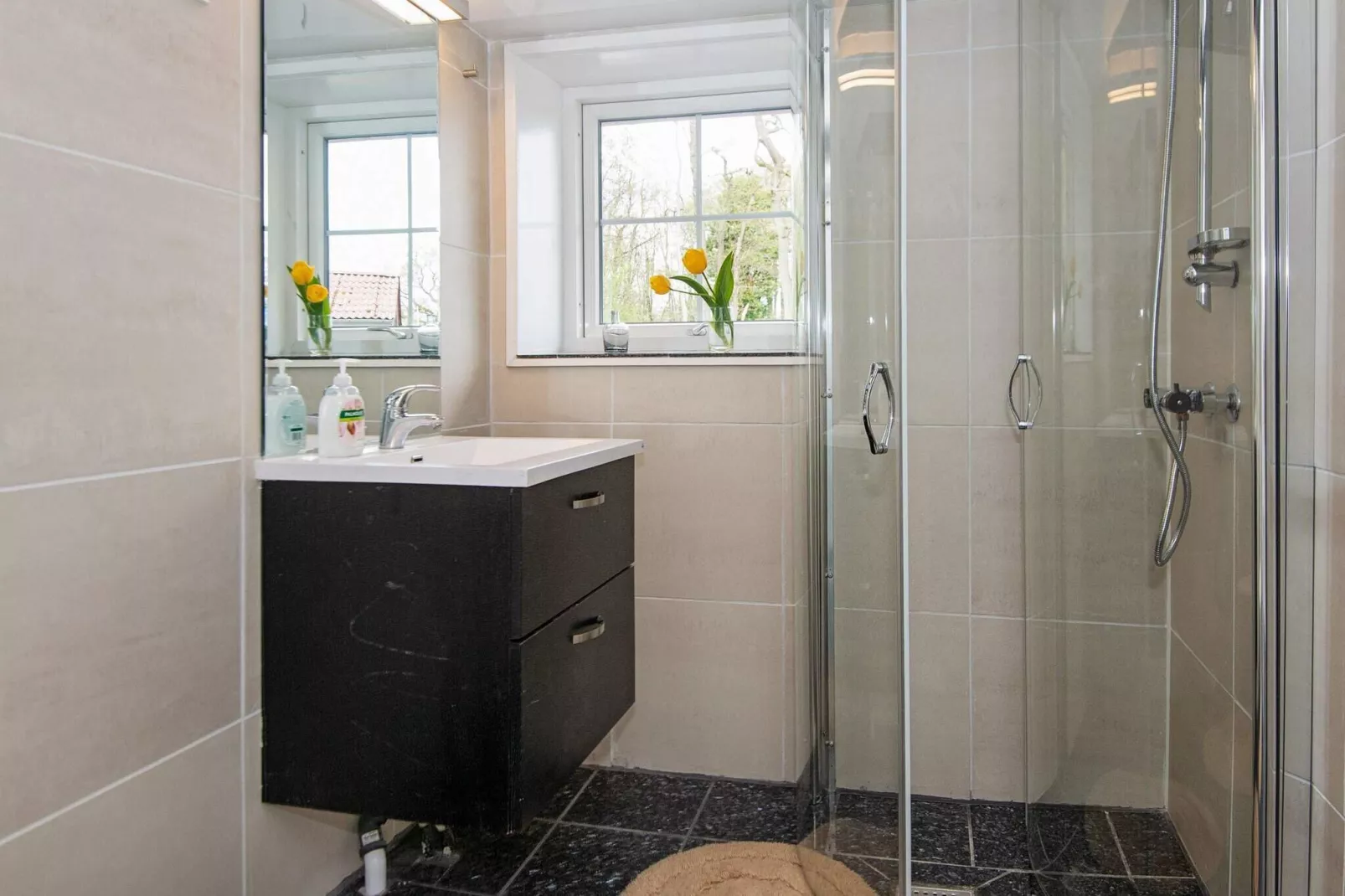 Betoverende Cottage met Whirlpool-By Traum-Binnen
