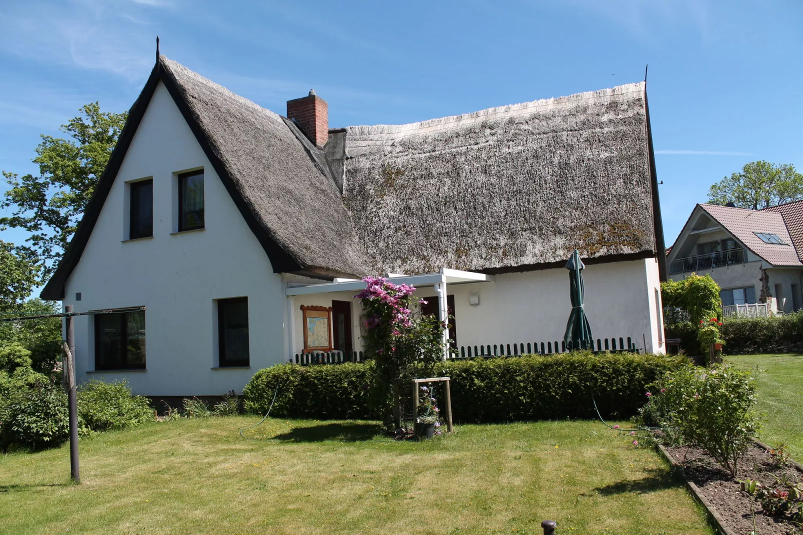 Schwalbenhof im Reetdachhaus-Buitenkant zomer