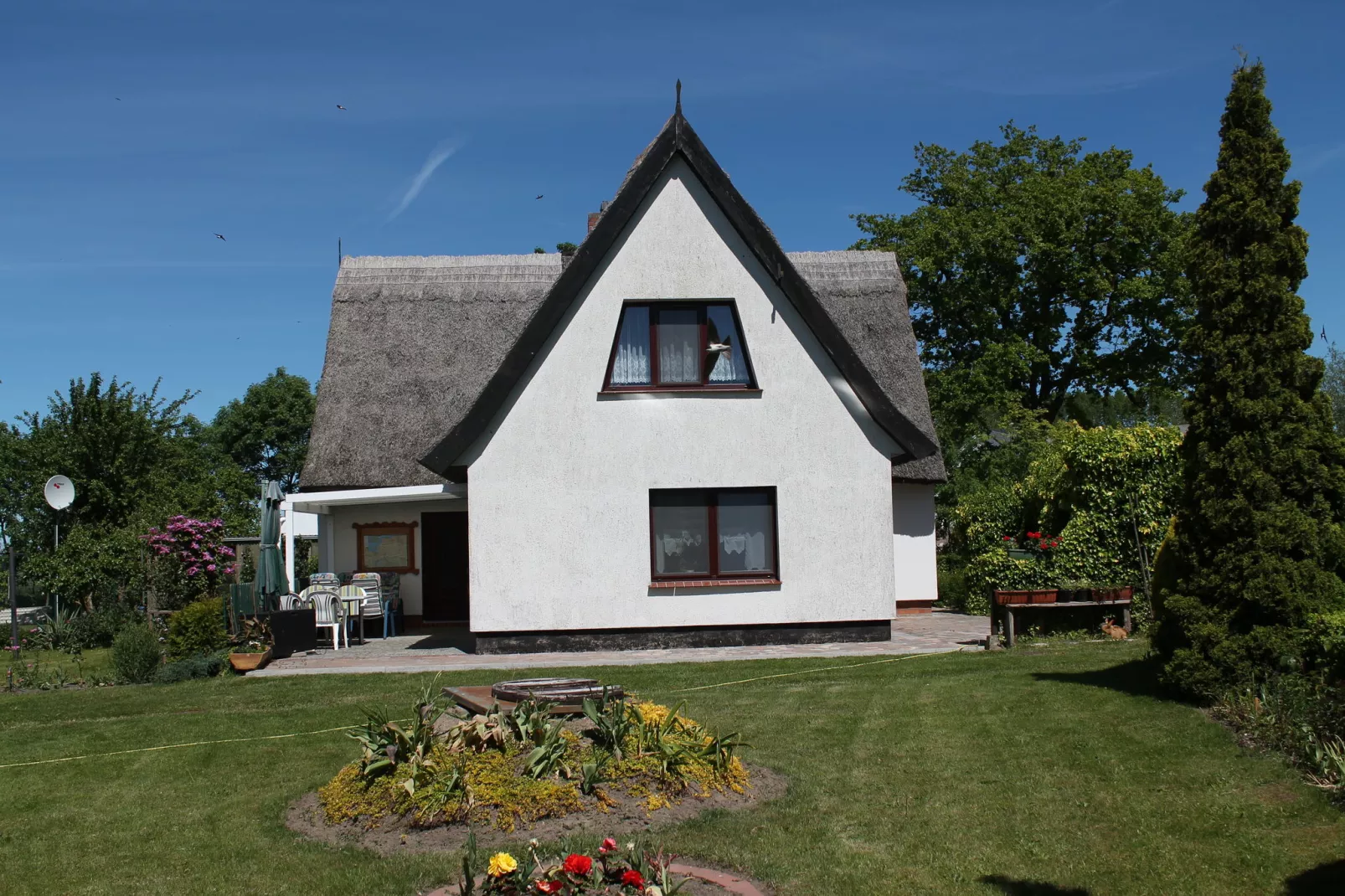 Schwalbenhof im Reetdachhaus-Buitenkant zomer