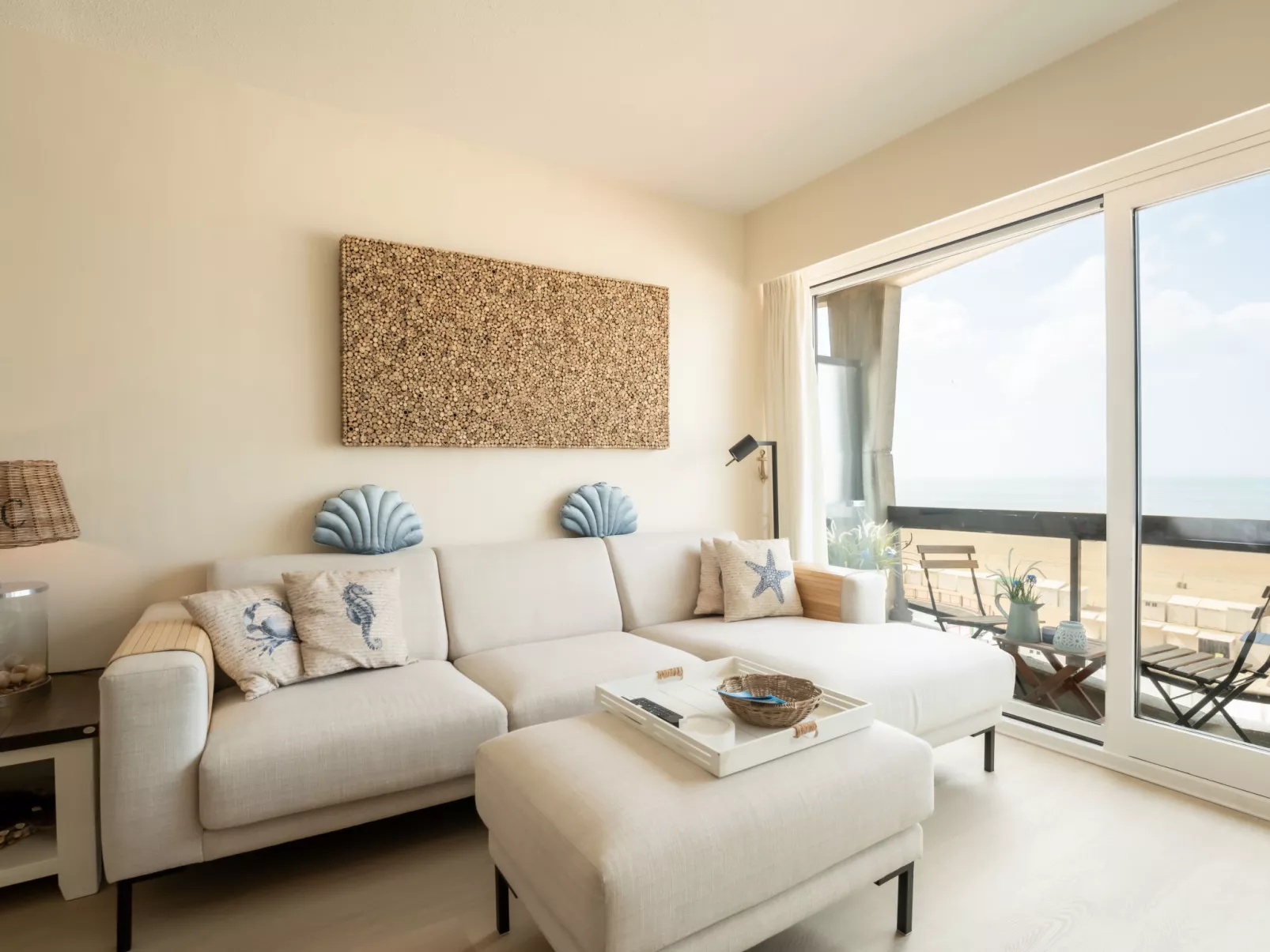 Pacific with parking and sea view-Binnen