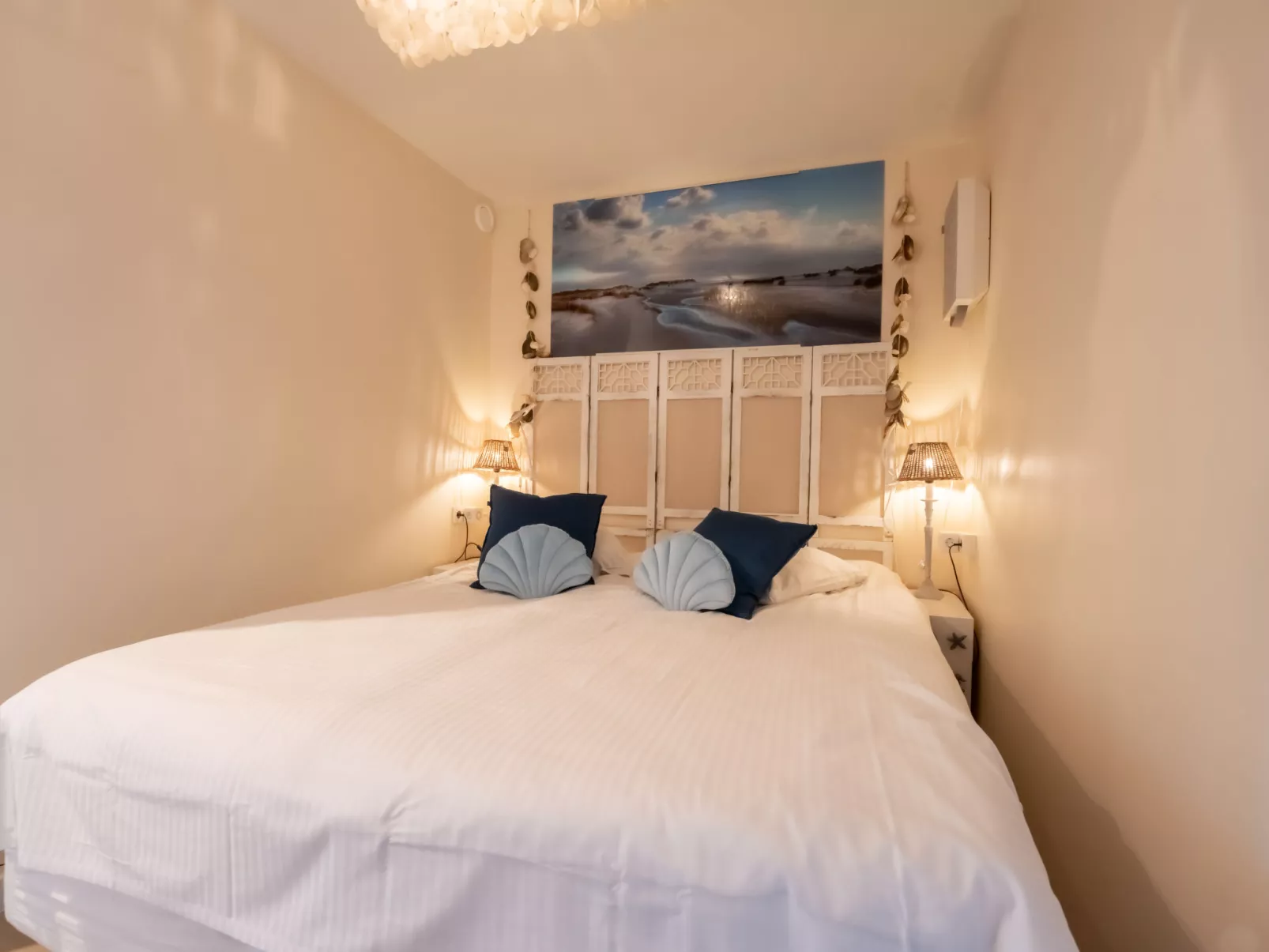 Pacific with parking and sea view-Binnen