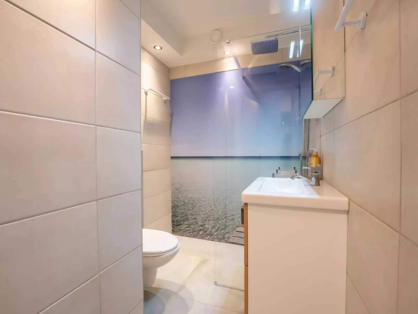 Pacific with parking and sea view-Binnen