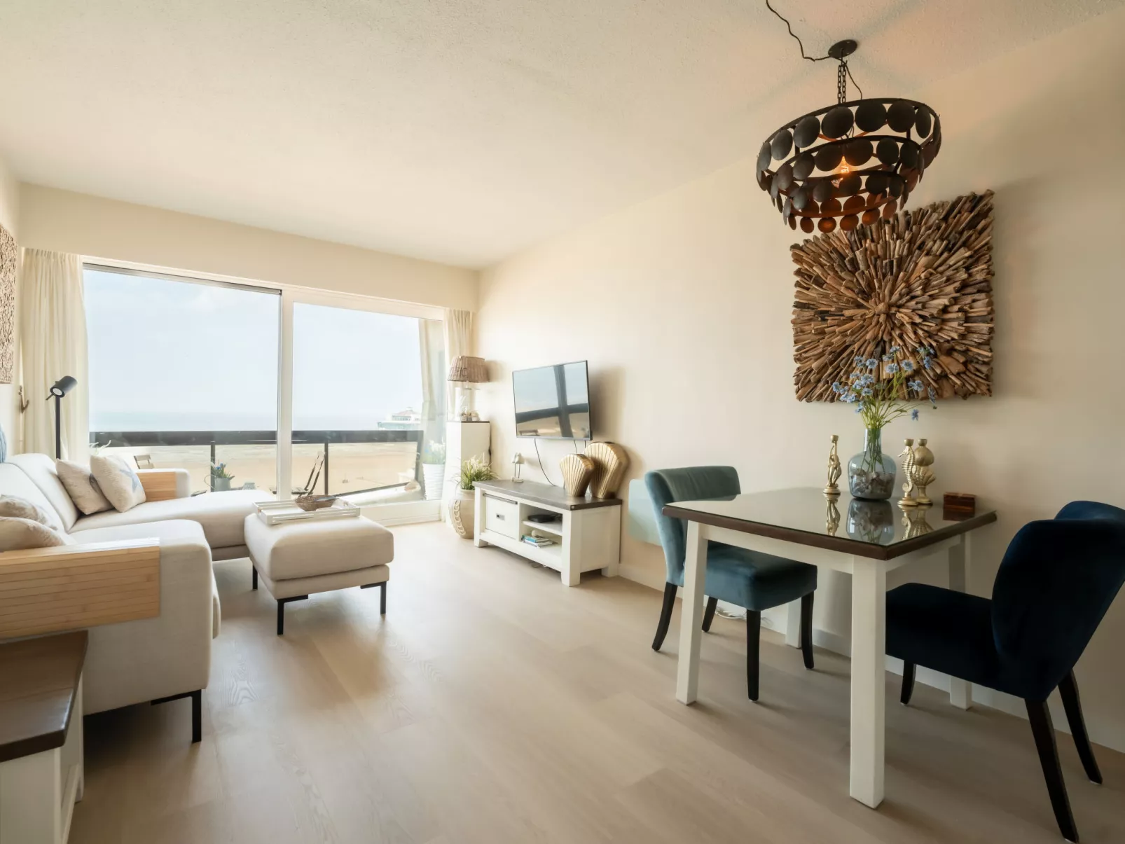Pacific with parking and sea view-Binnen