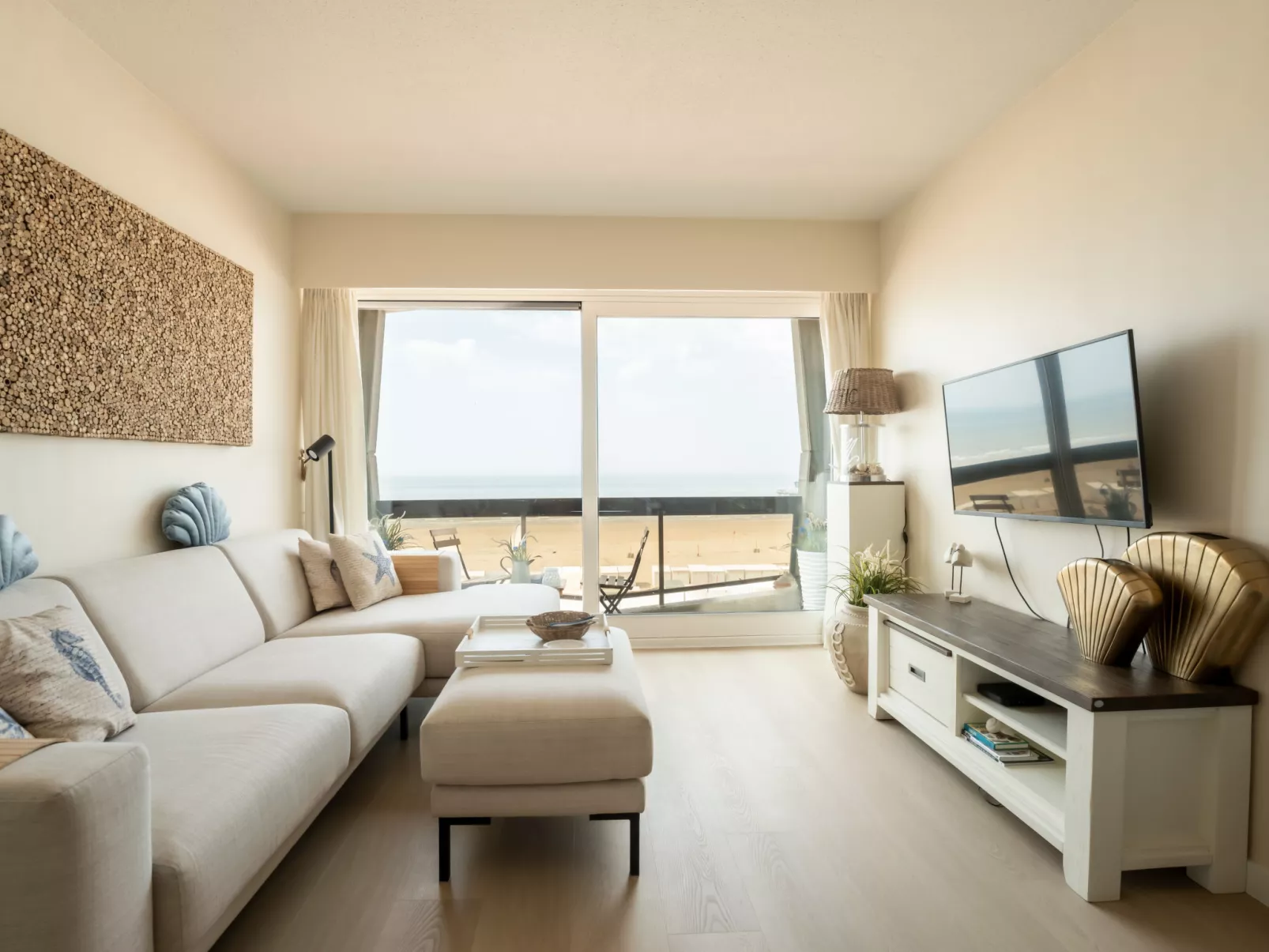 Pacific with parking and sea view-Binnen