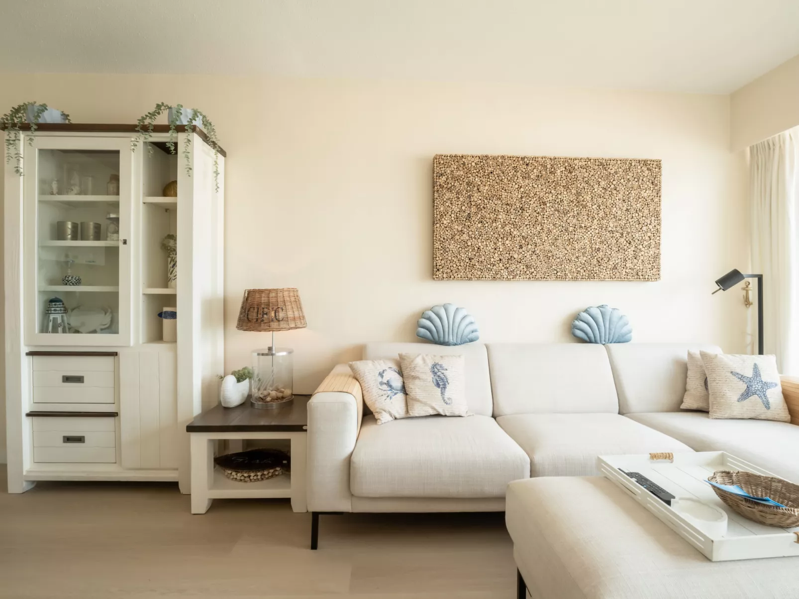 Pacific with parking and sea view-Binnen
