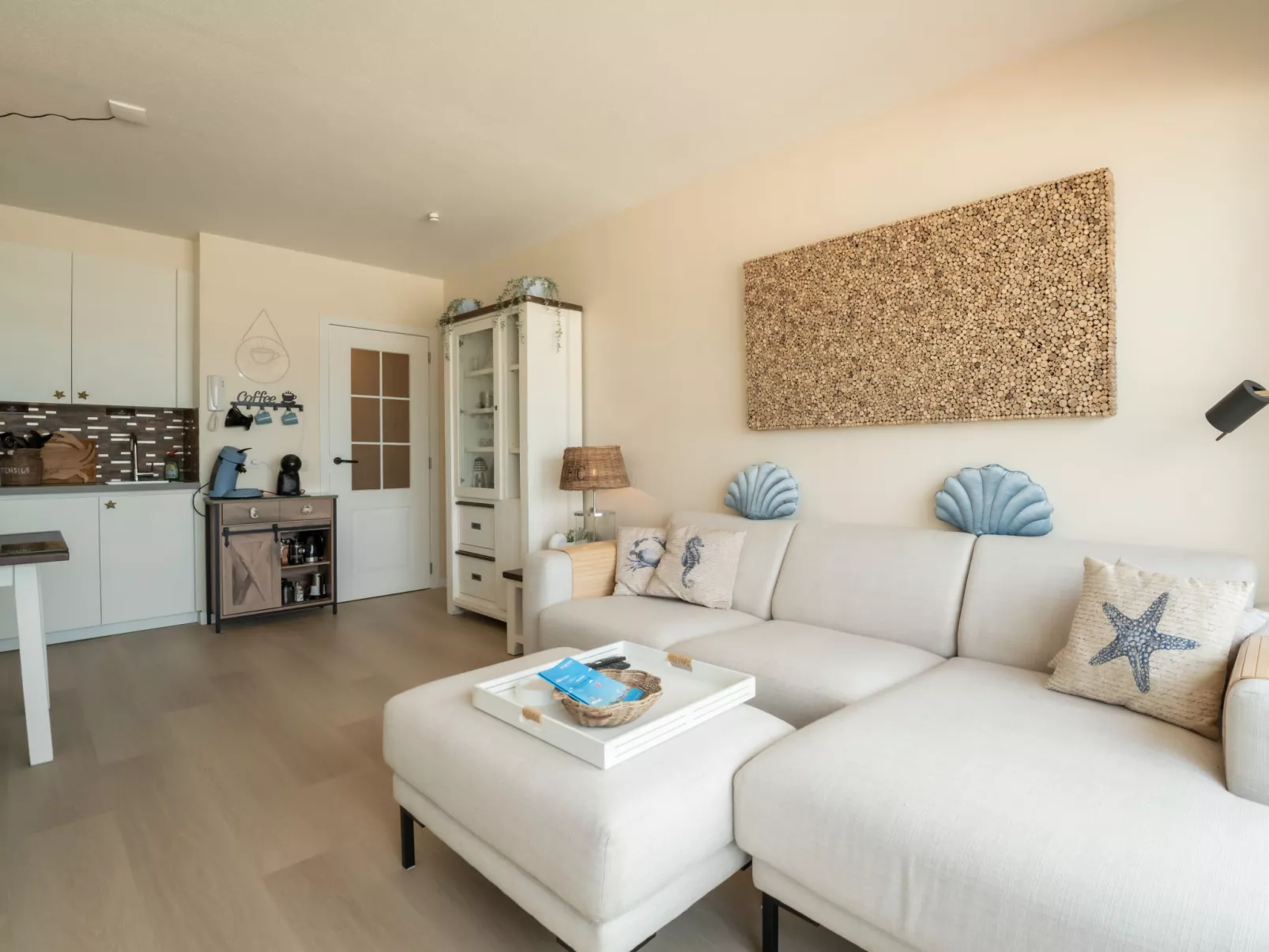 Pacific with parking and sea view-Binnen