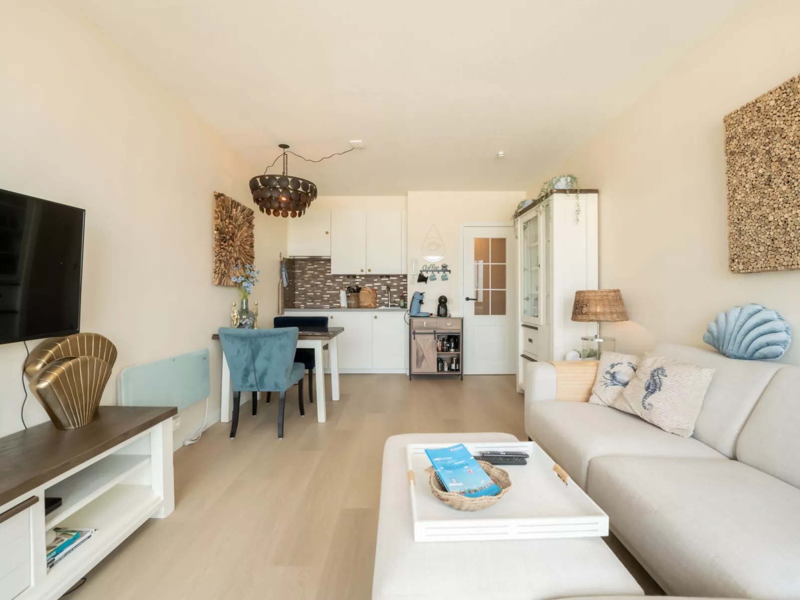 Pacific with parking and sea view-Binnen