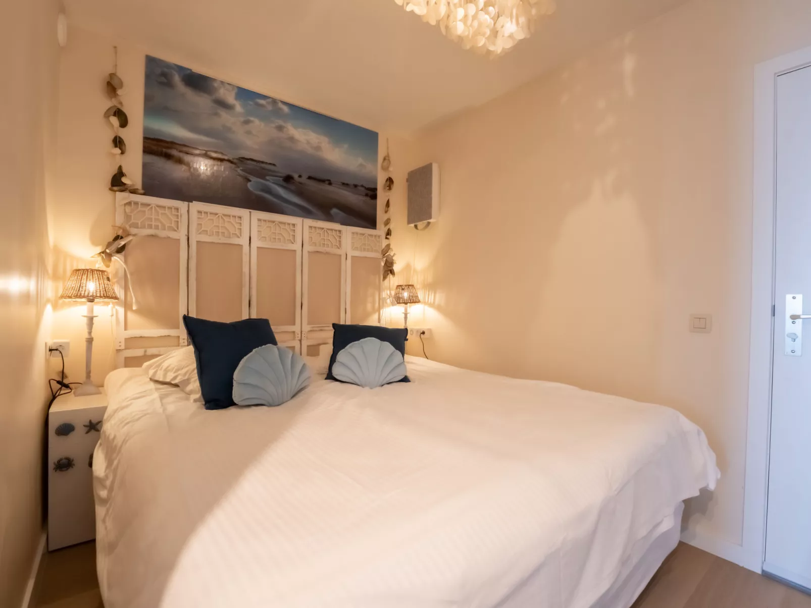 Pacific with parking and sea view-Binnen