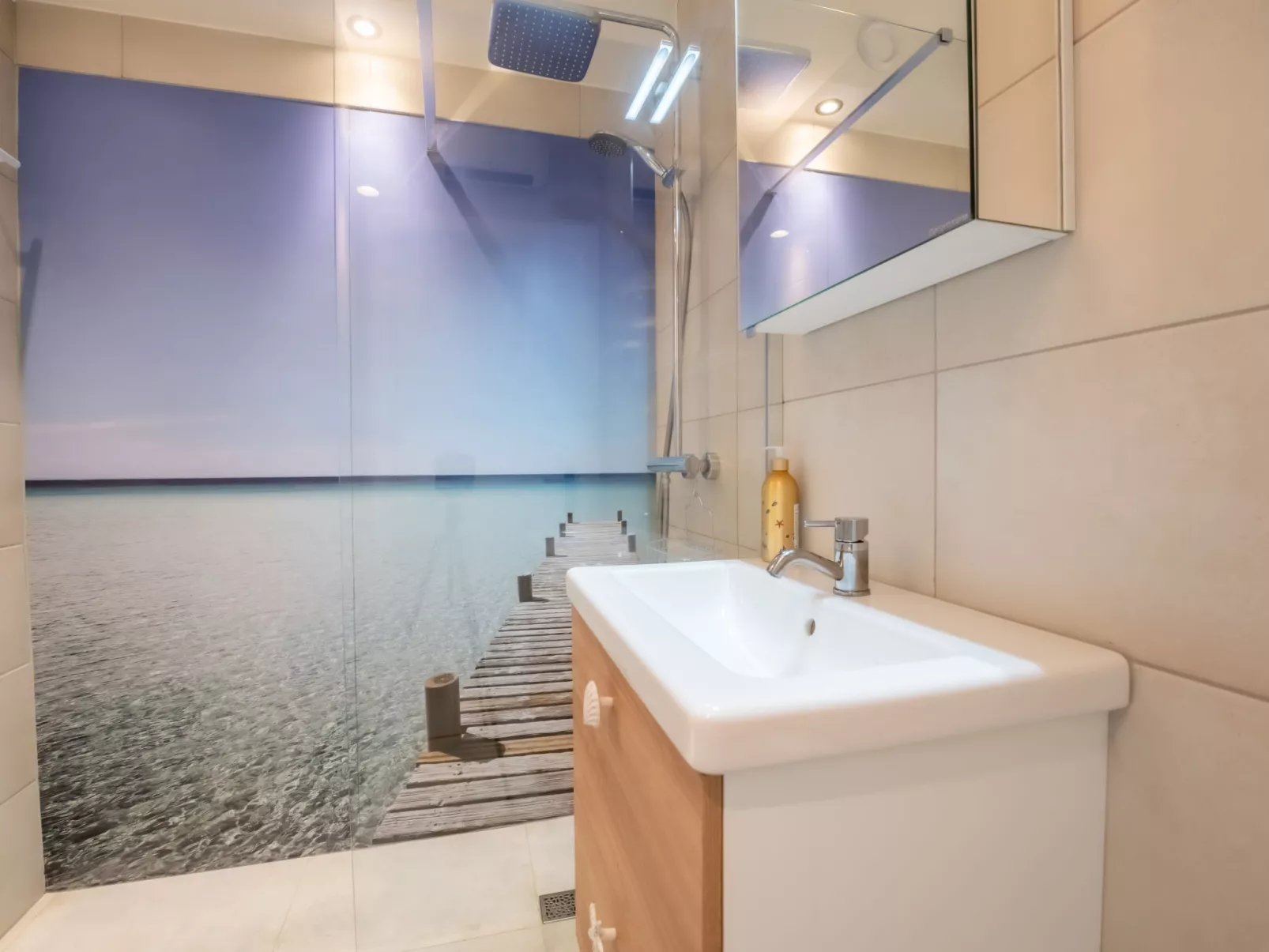 Pacific with parking and sea view-Binnen