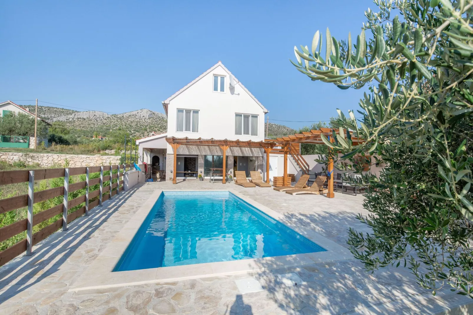 Tare Holiday Home-Buitenkant zomer