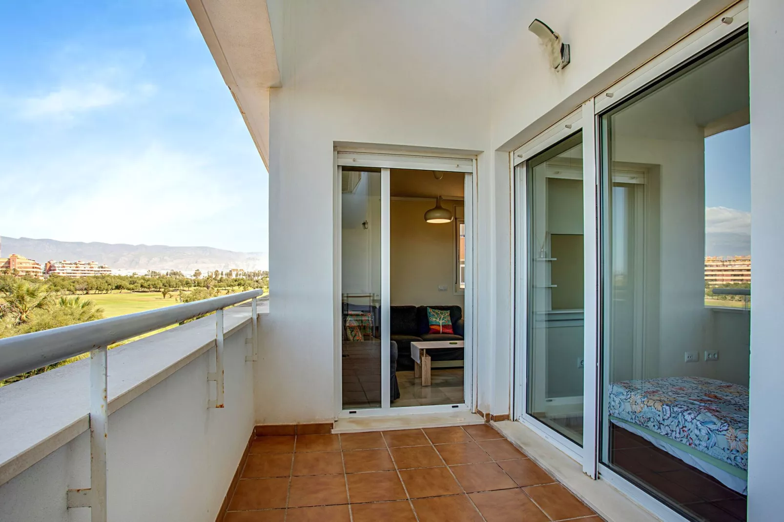 Lovely Apartment with swimming pool-Uitzicht zomer