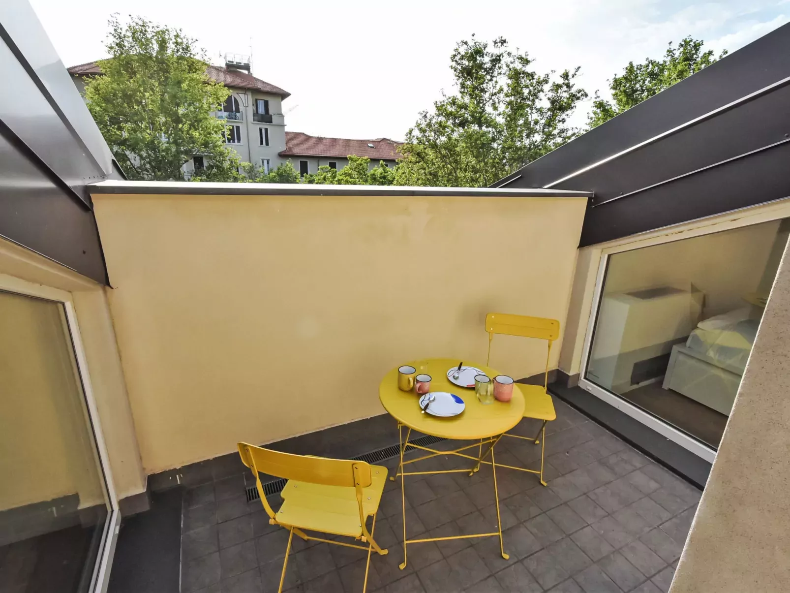 White Attic Terrace-Buiten