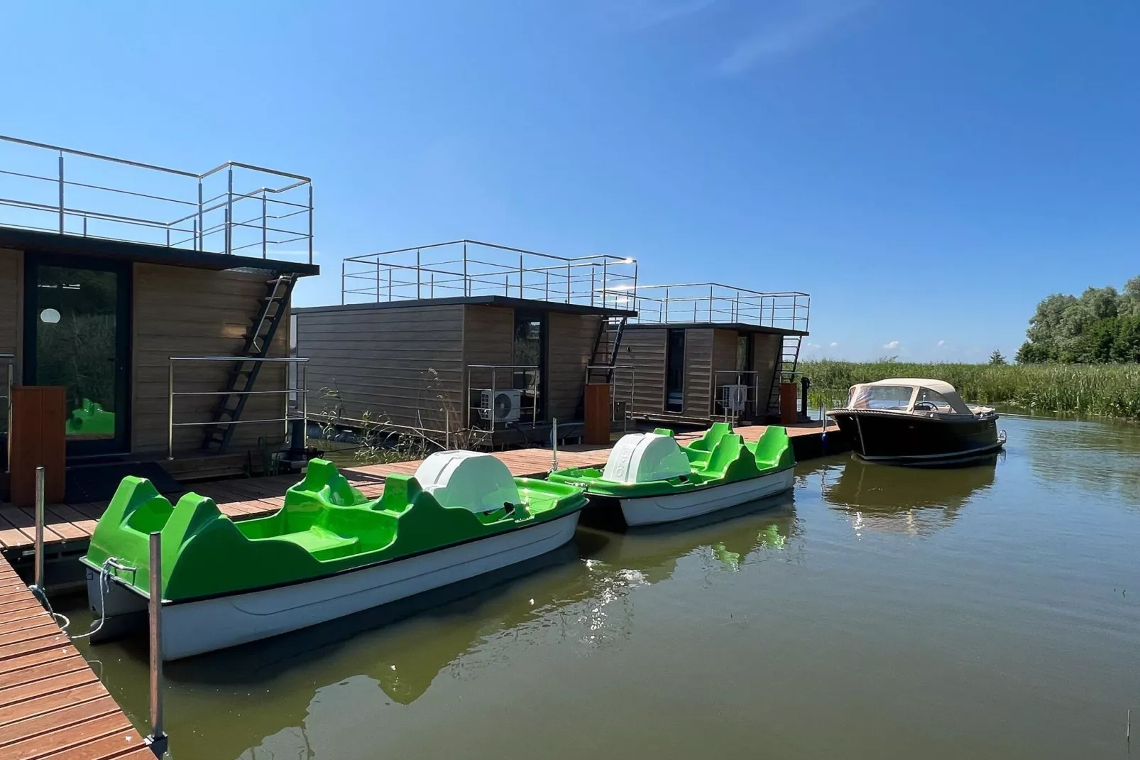 Domek na wodzie dla 4 osób jedna sypialnia-Buitenkant zomer