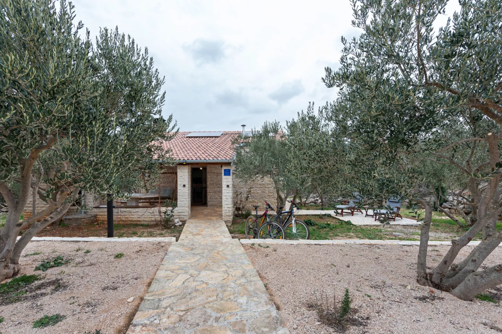 Stone house Vrana lake-Buitenkant zomer