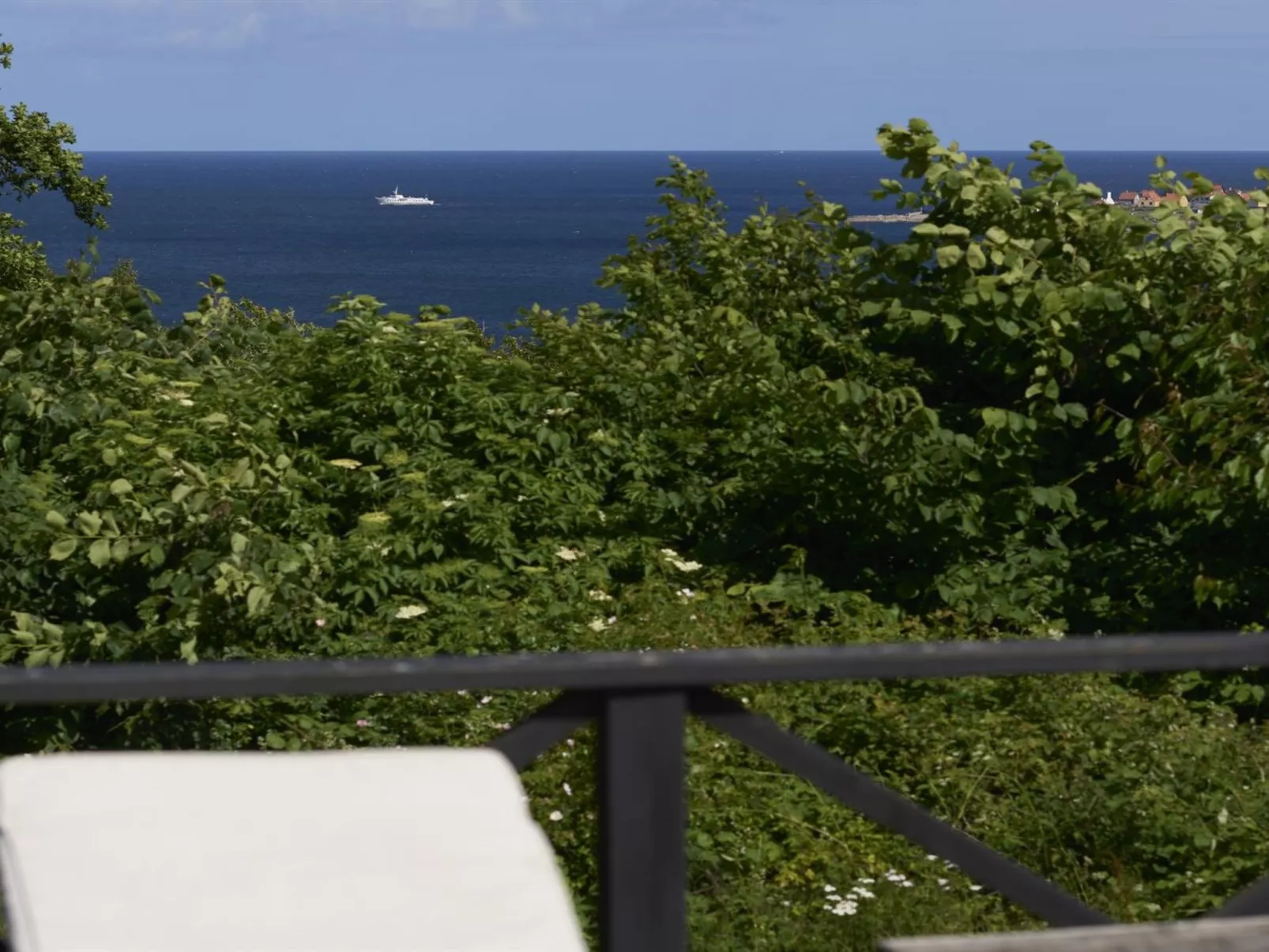 "Merrit" - 250m from the sea-Binnen