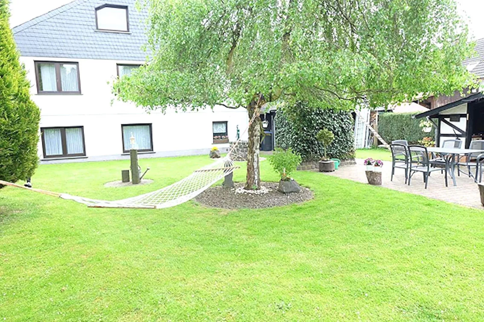 Ferienwohnung Oberstadtfeld Engeln-Tuinen zomer