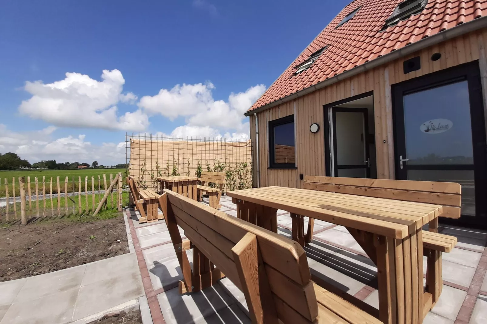 Friese Villa 3 6 pers met sloep optioneel bij te boeken-Buitenkant zomer