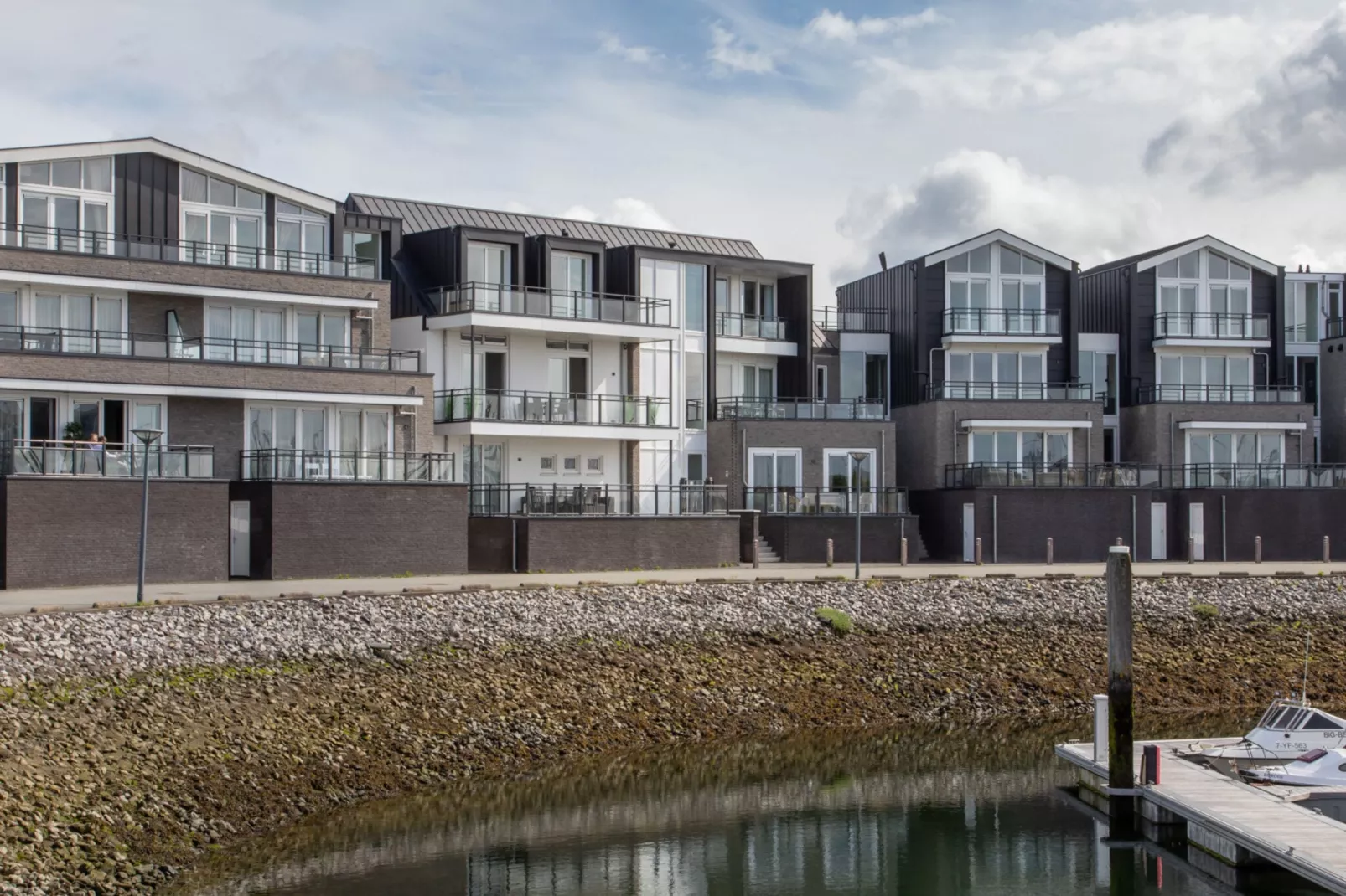 Luxe appartement Vista Maris - Havenweg 8-38  Sint-Annaland-Buitenkant zomer