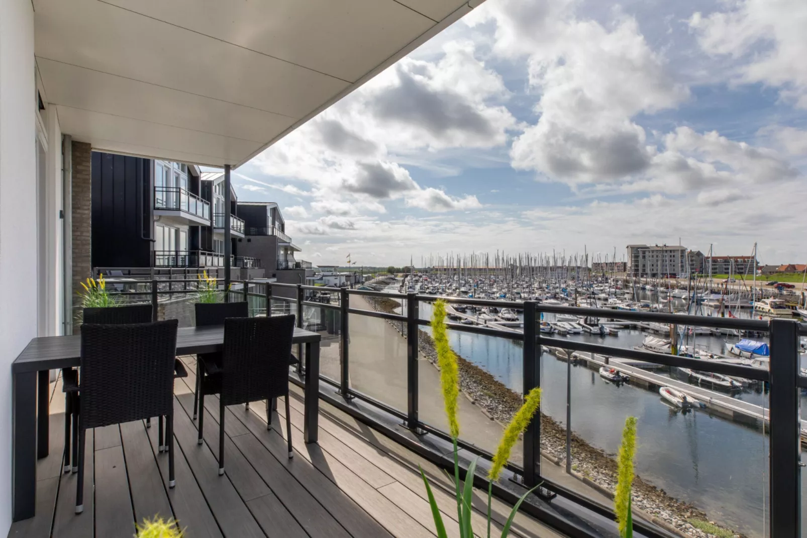 Luxe appartement Vista Maris - Havenweg 8-38  Sint-Annaland-Uitzicht zomer