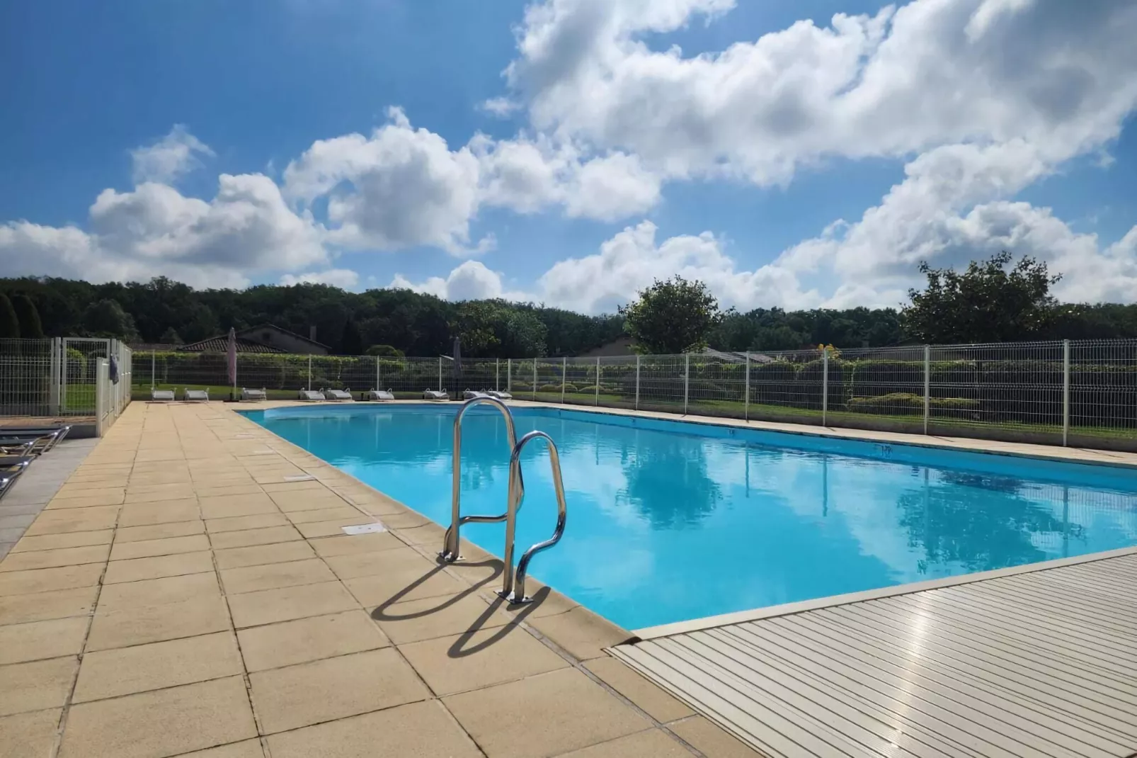 Les Forges 2 bedrooms n105-Zwembad