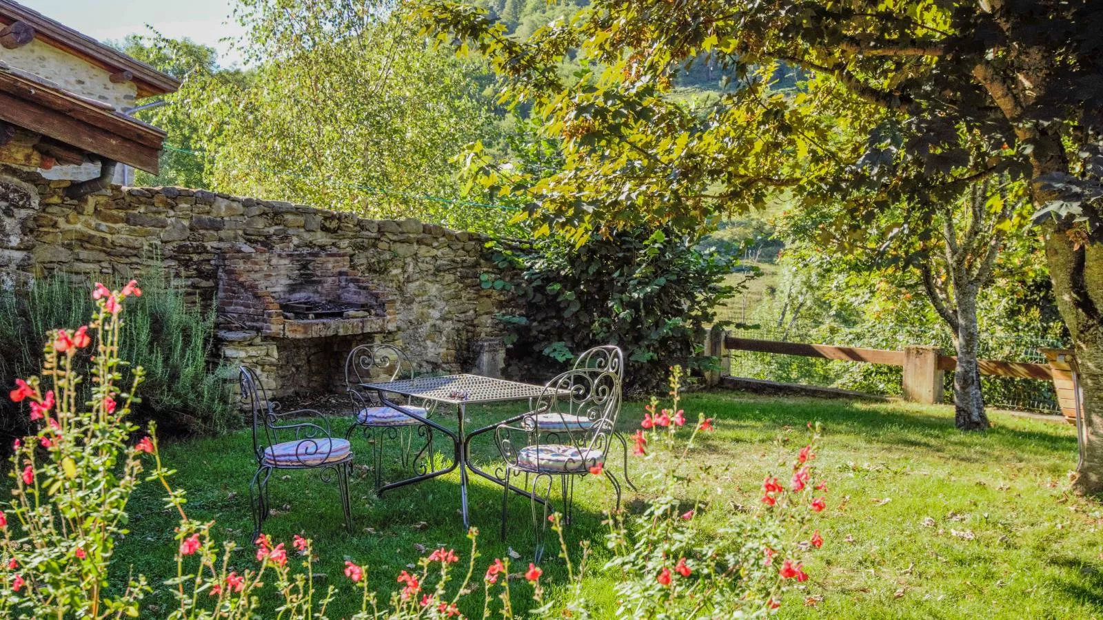 Gite des Kathares-Tuinen zomer