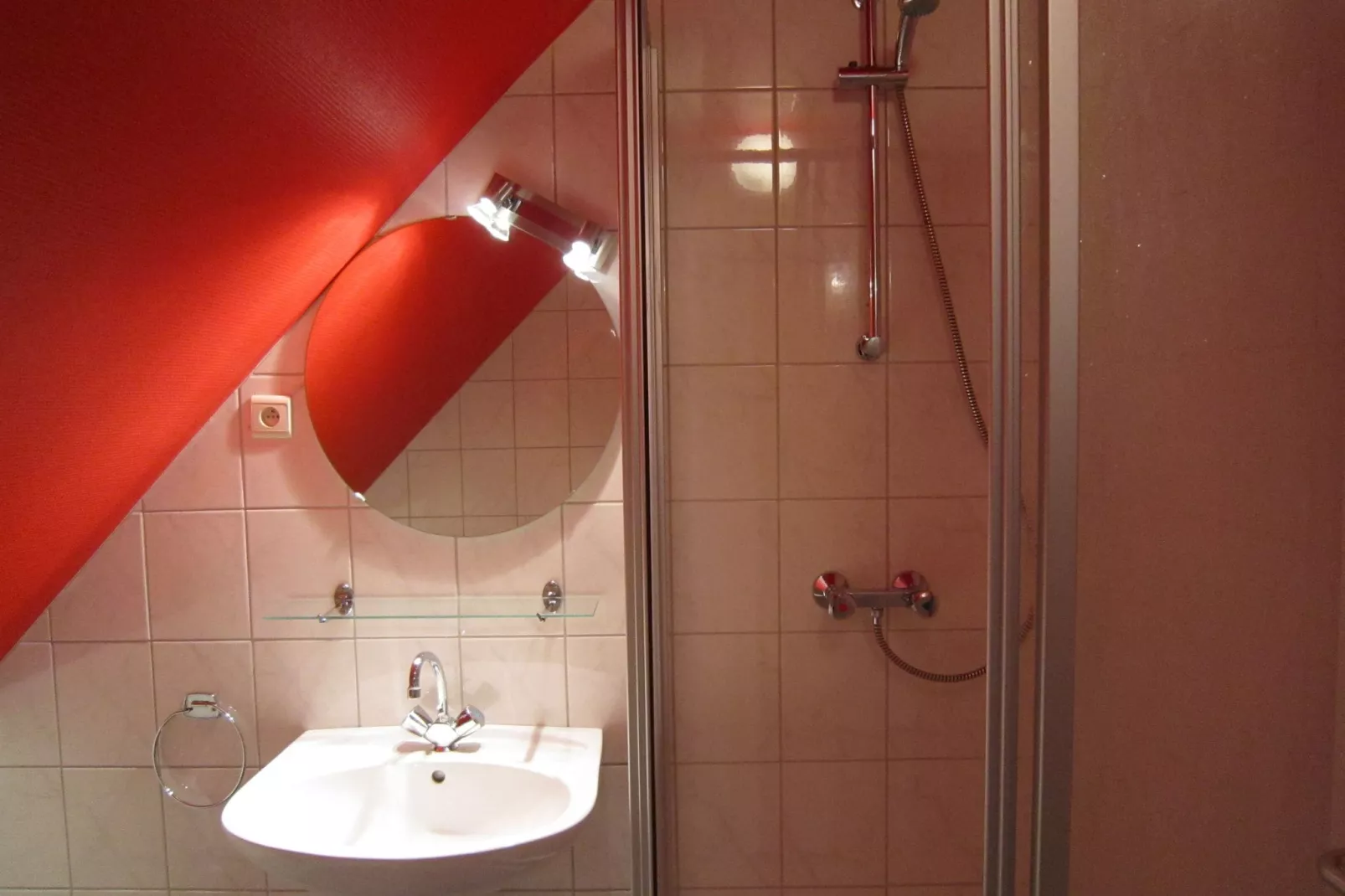 The Rainbow House-Badkamer