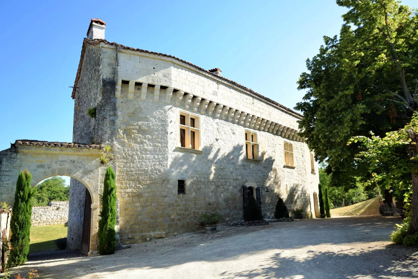Chateau de Plèneselve 26P-Buitenkant zomer