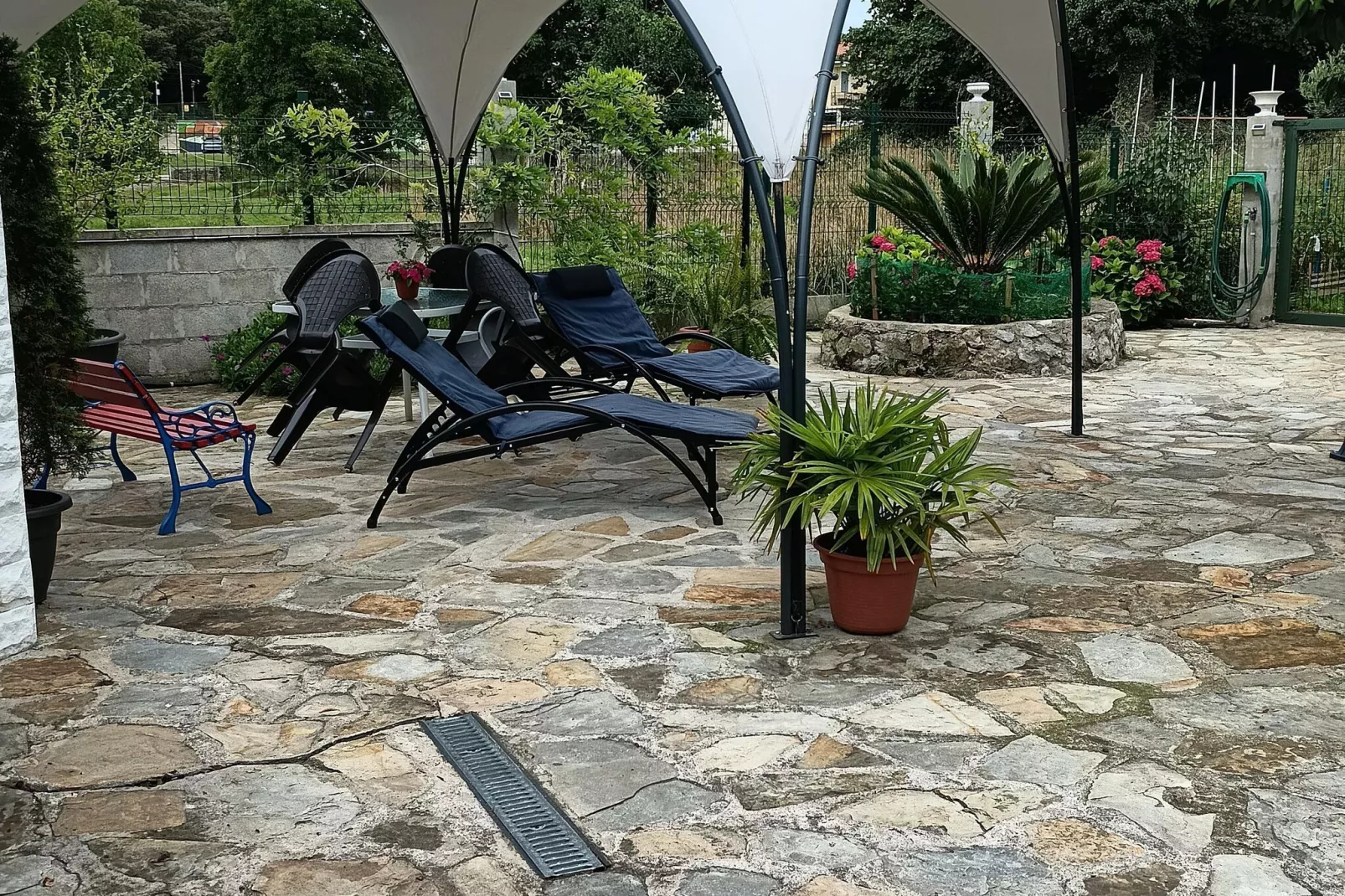 The caprice of Ros Mery-Terrasbalkon