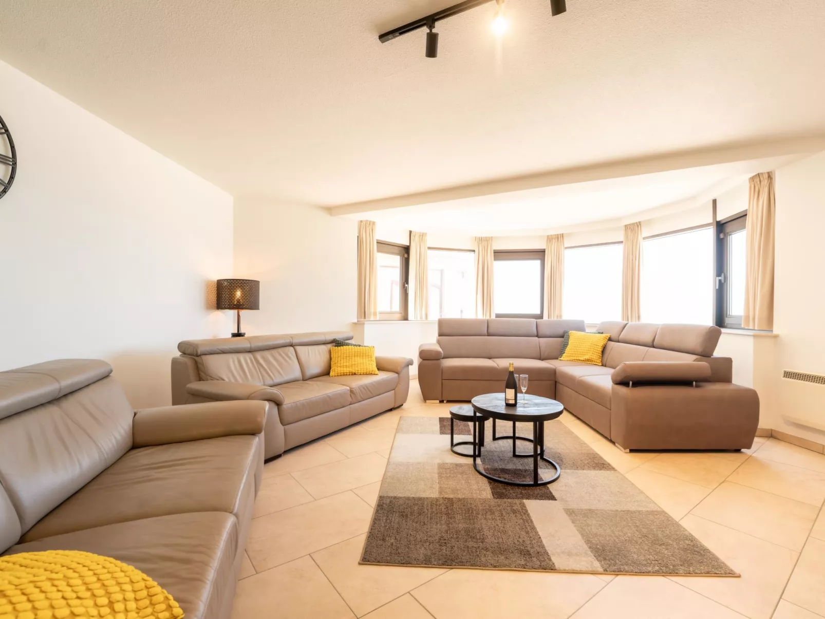 Aqua Vista with parking and seaview-Binnen