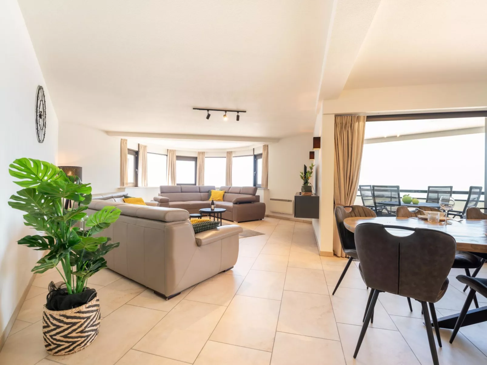 Aqua Vista with parking and seaview-Binnen