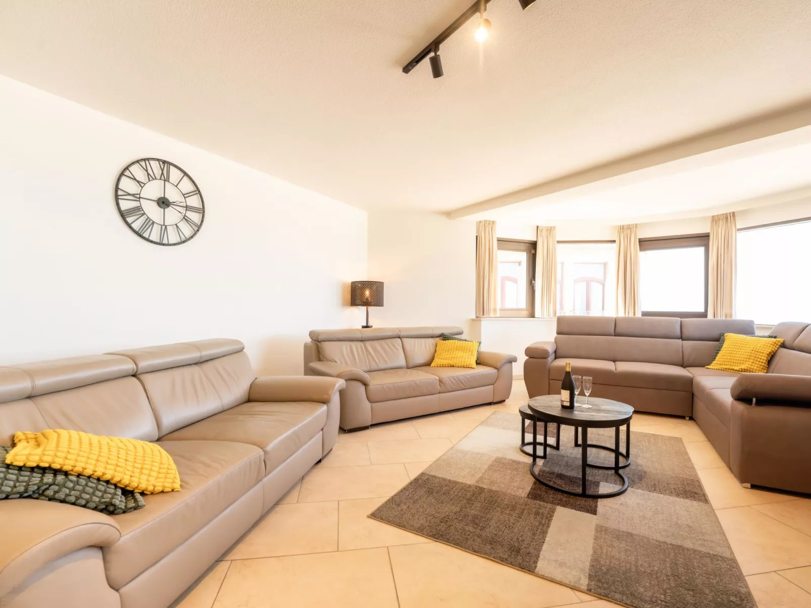 Aqua Vista with parking and seaview-Binnen