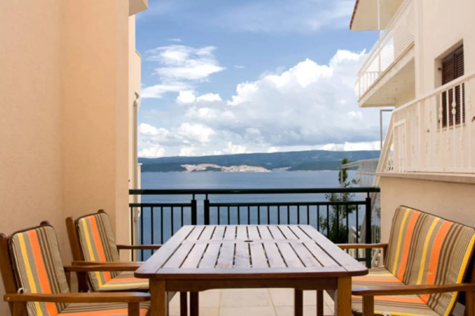 Shared pool apartment David - first floor-Uitzicht zomer