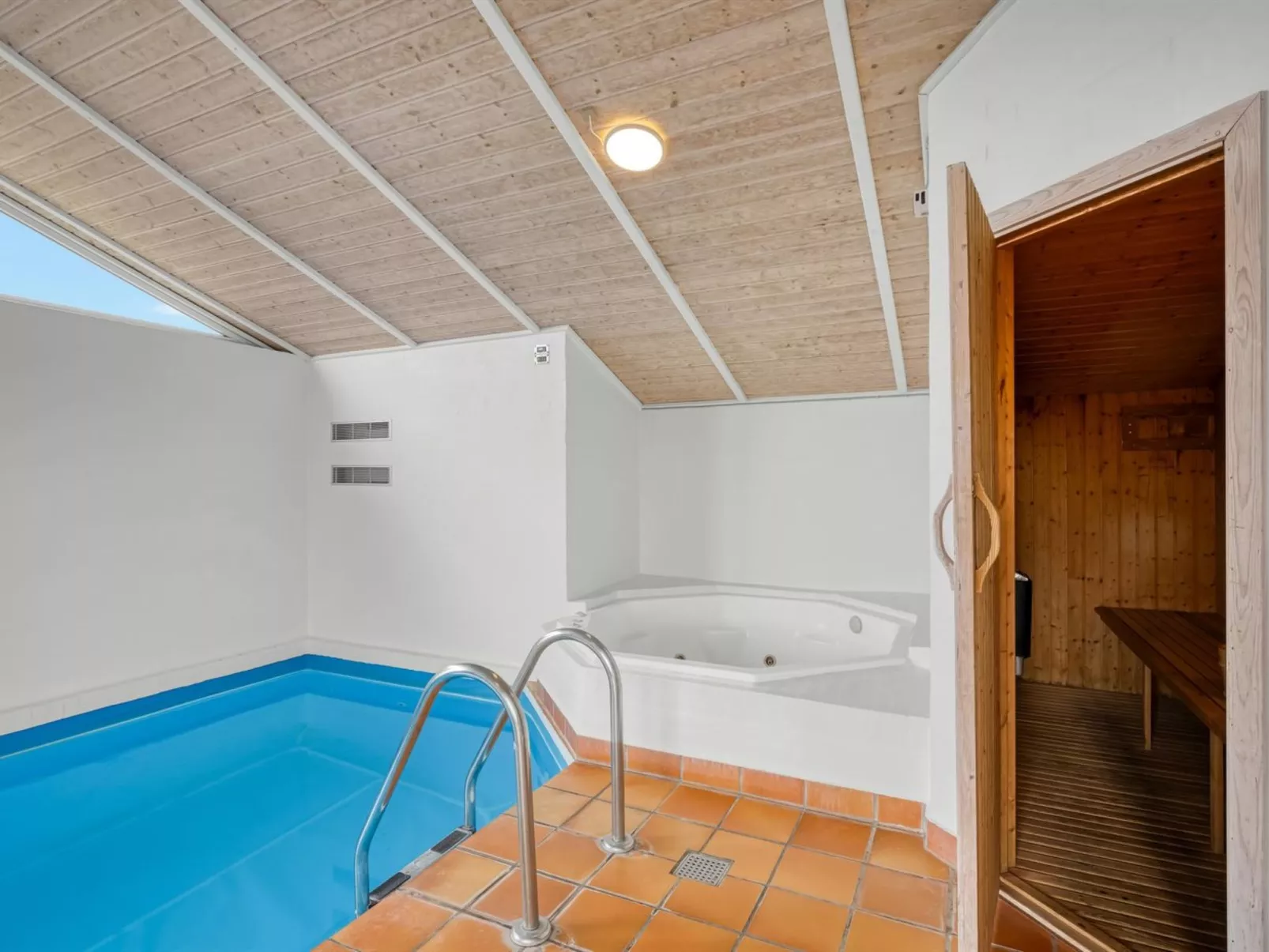 "Petkana" - 700m from the sea-Buiten