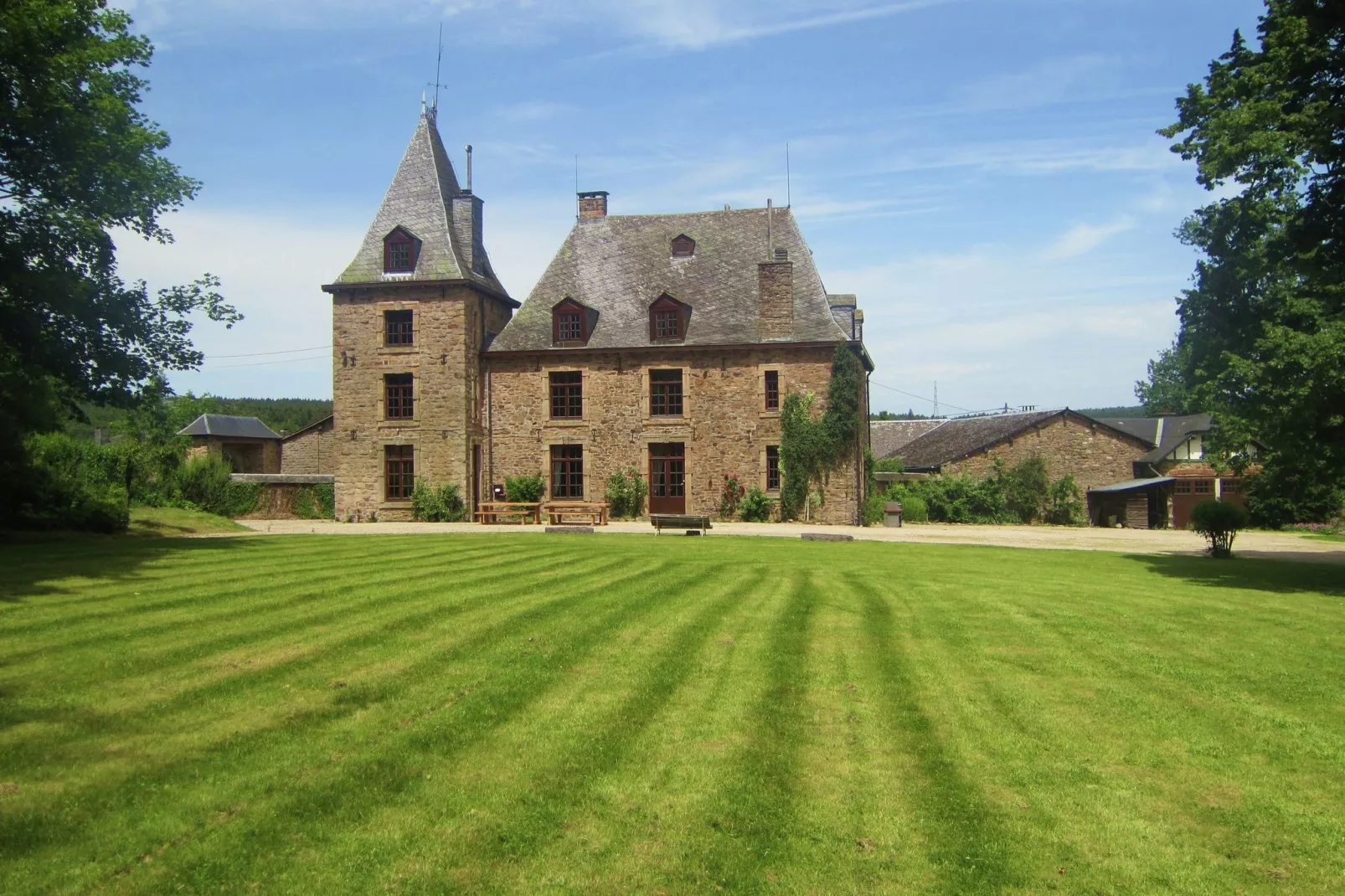 Castel Bodeux-Buitenkant zomer