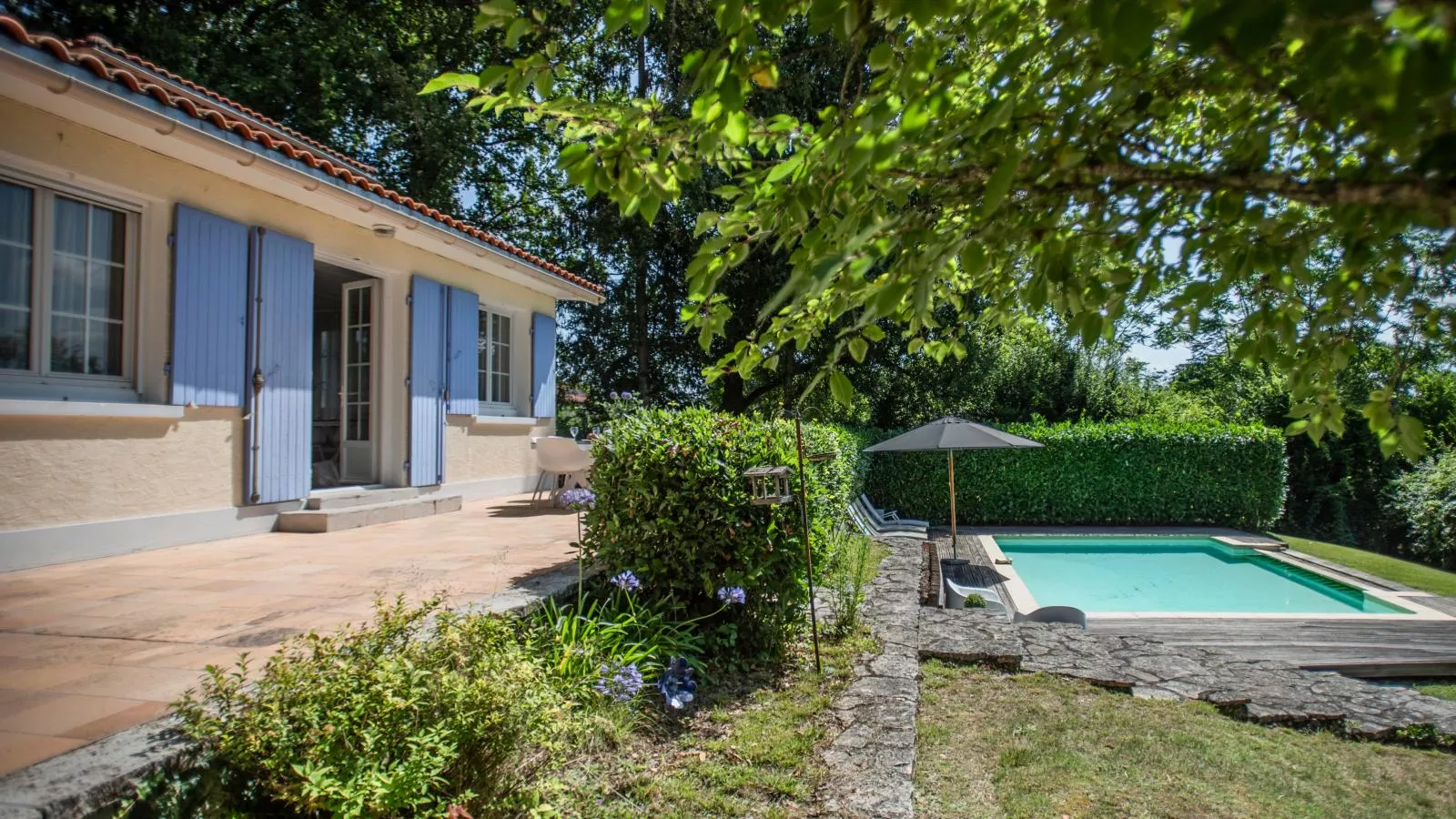 La Maison sur la Colline-Buitenkant zomer