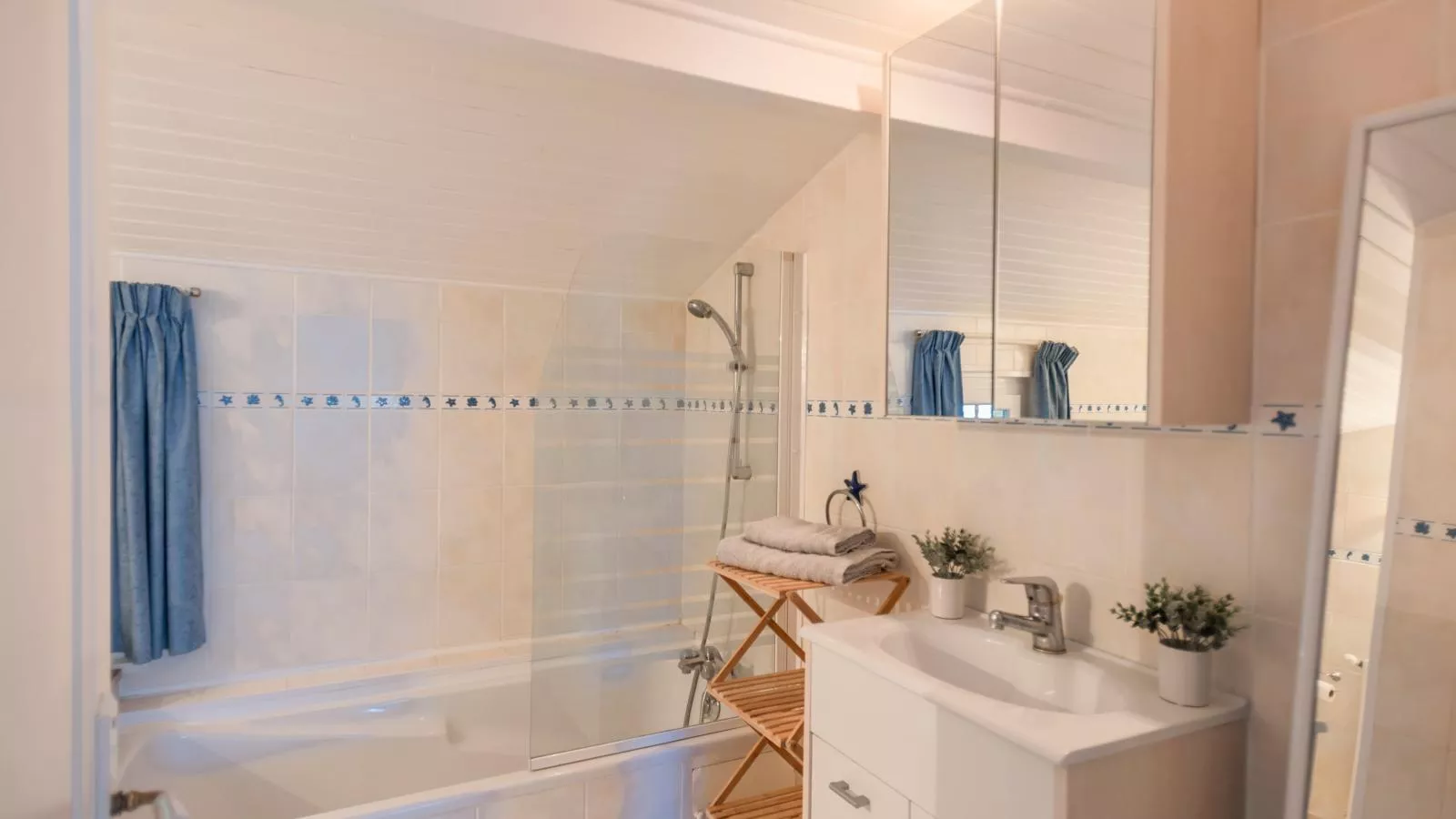 La Maison sur la Colline-Badkamer